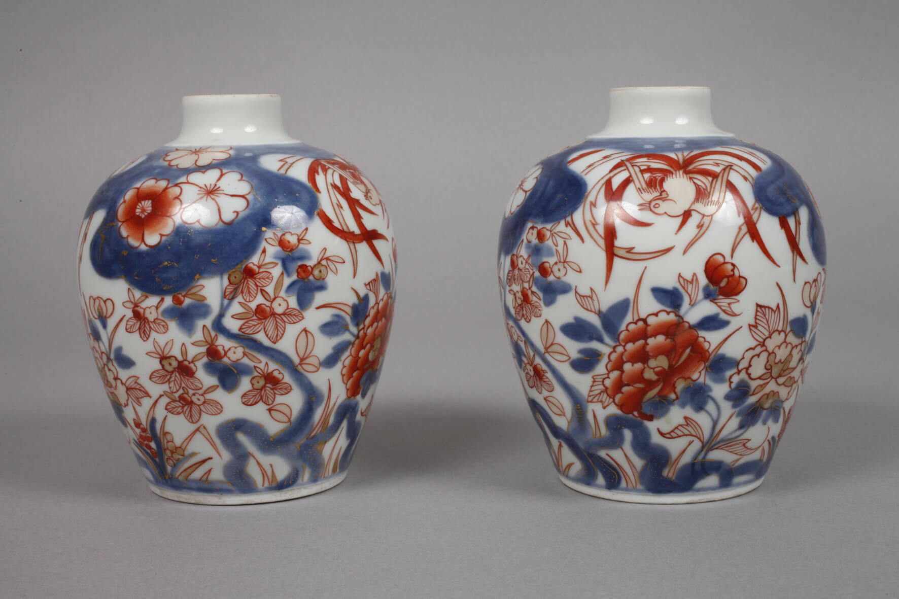 Paar Vasen Imariwohl China, 18. Jh., ungemarkt, Porzellan in kobaltblauer Unter- und - Image 2 of 3