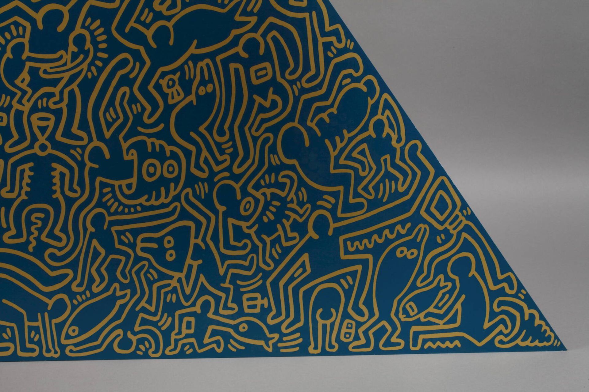 Keith Haring, “Pyramid”dreieckige Aluminiumplatte, vollflächig mit für den Künstler typischen - Bild 2 aus 6