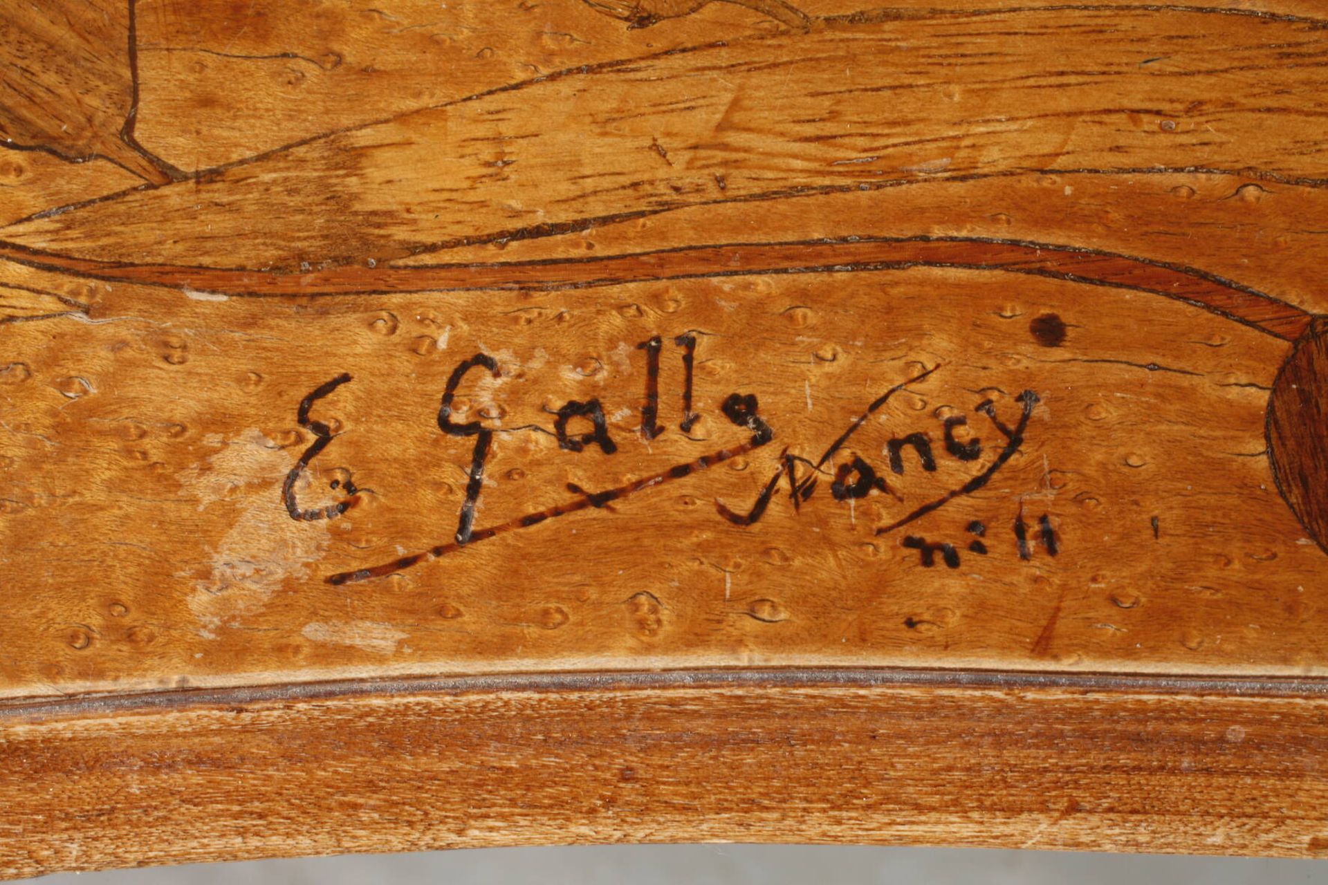 Intarsierter BeistelltischFrankreich, um 1900, Platte mit nachträglicher Signatur E. Gallé Nancy, - Image 5 of 6
