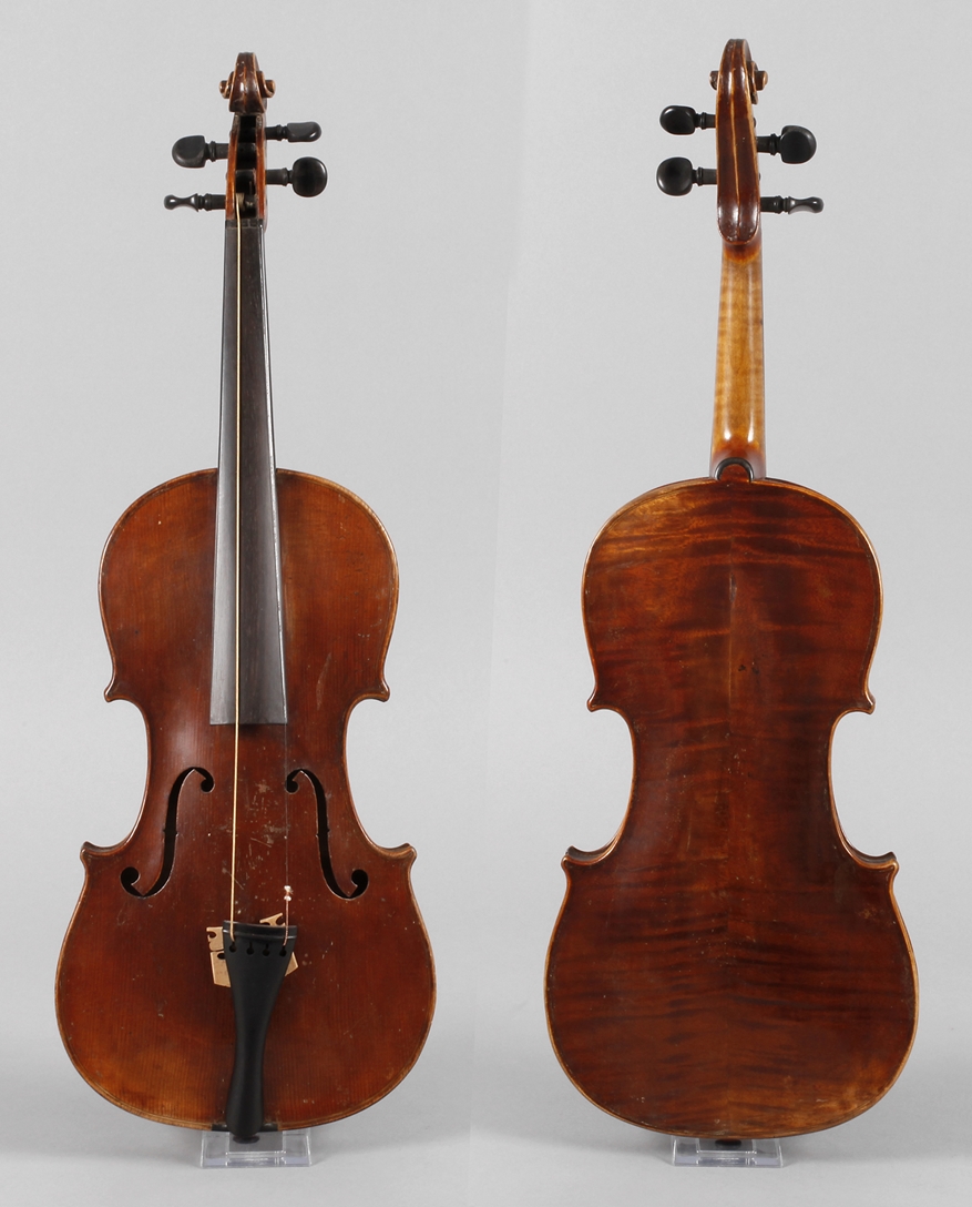 Violine im Etuiauf Klebezettel bezeichnet Pfretschner & Comp. in Neukirchen 1865, geteilter,