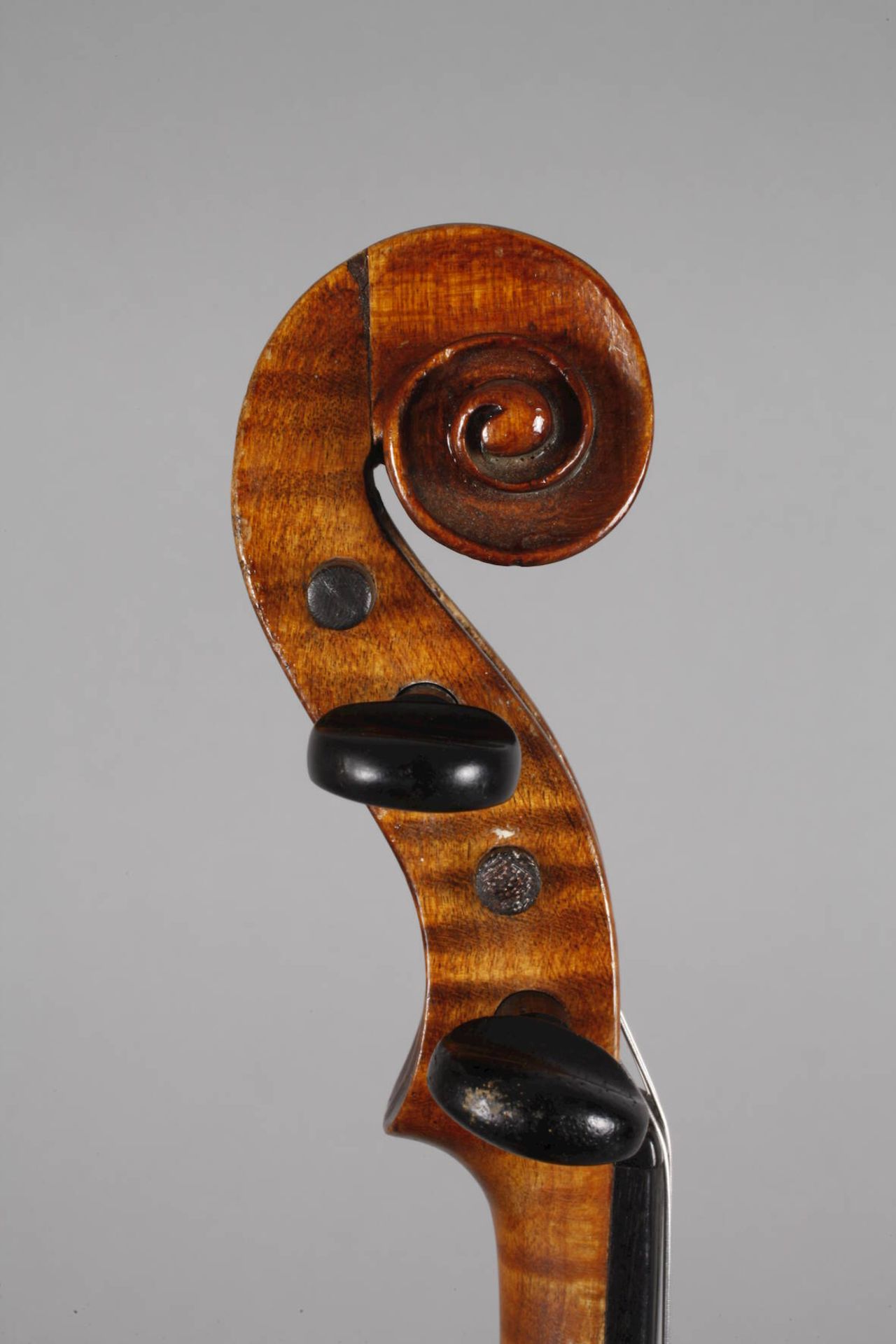 Violine19. Jh., innen auf Klebezettel bez. Joh. Hacker Instrumentenbaumeister, geteilter, schwach - Image 4 of 8