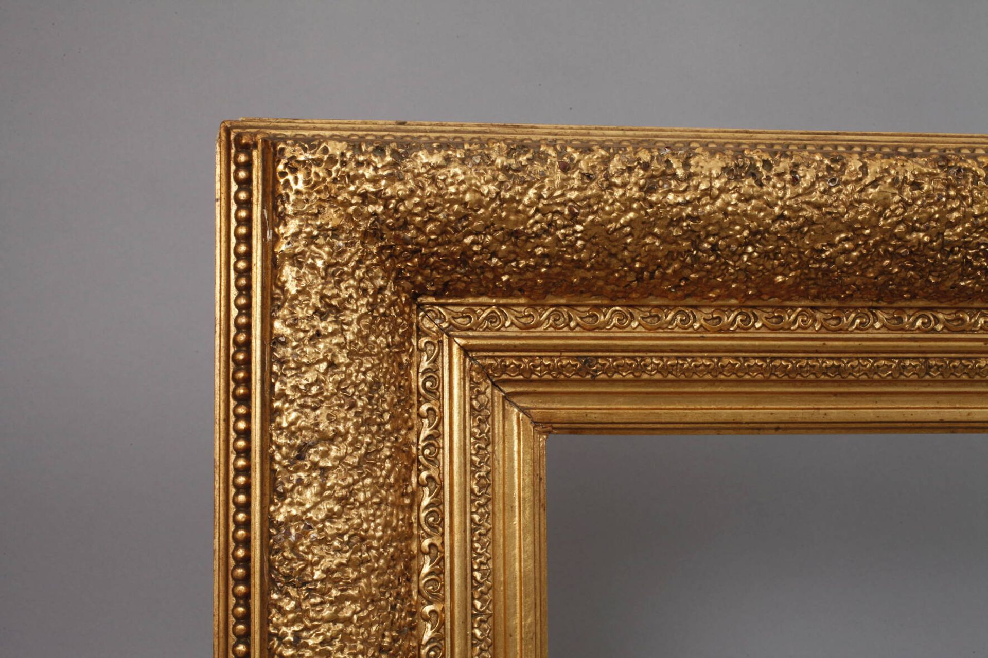 GoldstuckrahmenEnde 19. Jh., Rahmen aus ca. 15 cm breiter, stark steigend profilierter, teils mit - Bild 2 aus 4