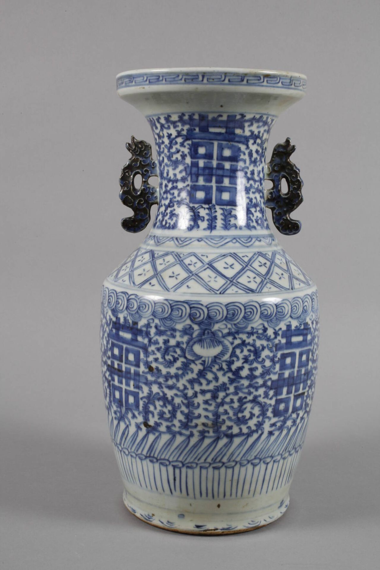 Vase ChinaEnde 19. Jh., ungemarkt, Weißporzellan in kobaltblauer Unterglasurmalerei, leicht - Bild 3 aus 6