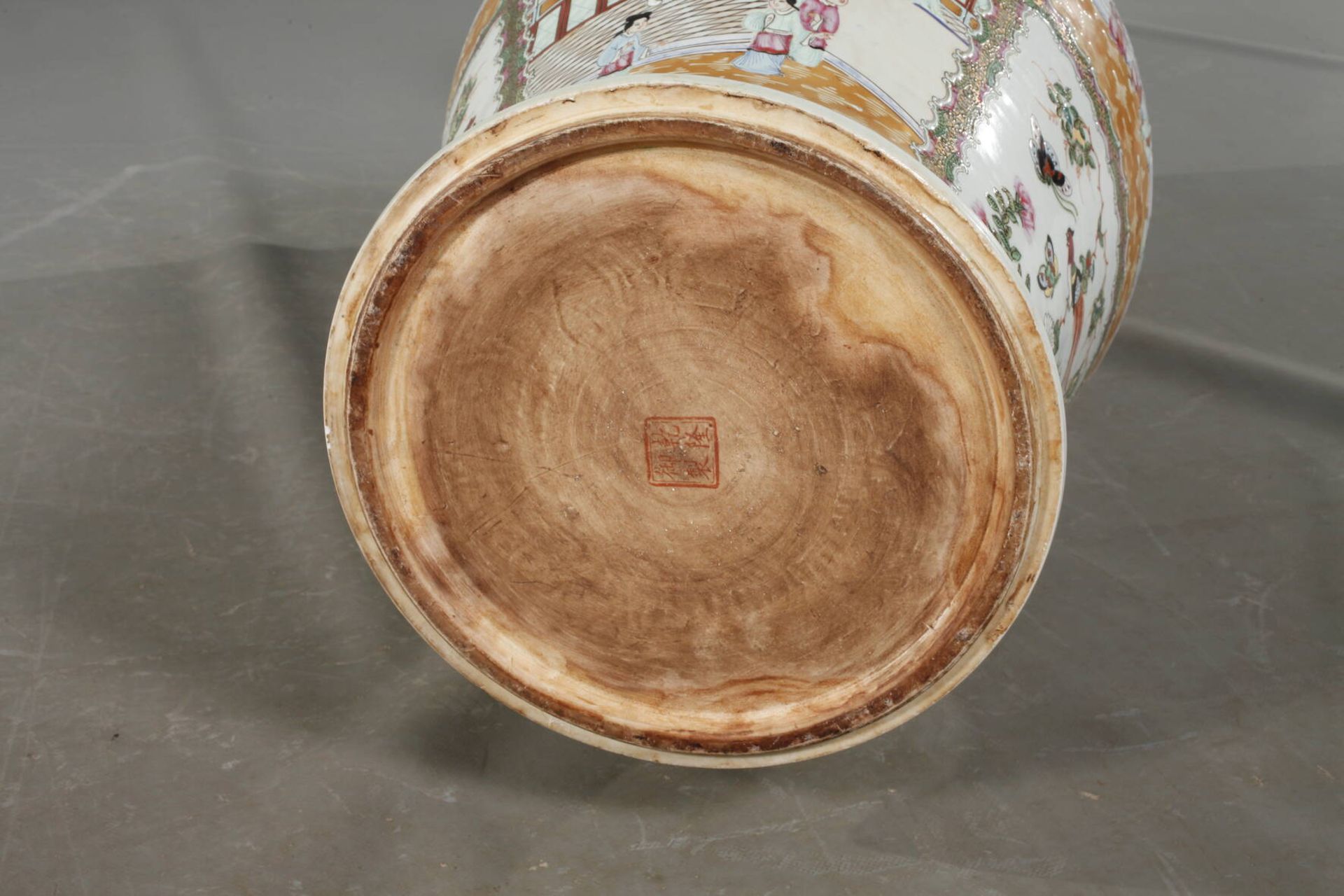 Große Bodenvase China20. Jh., am Boden mit Vier-Zeichen-Marke, Porzellan in polychromer - Image 8 of 9