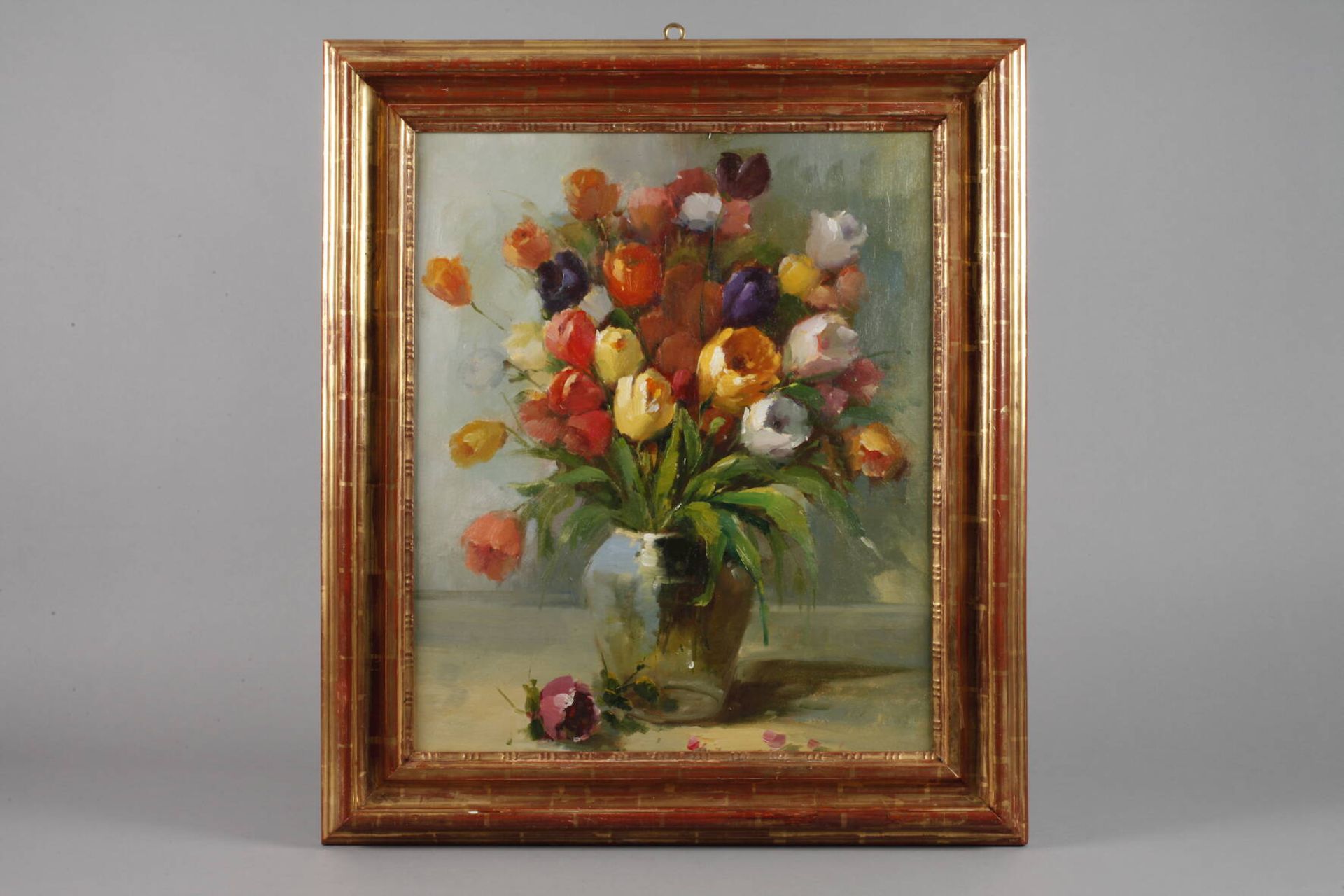 Tulpenstilllebenüppiger bunter Tulpenstrauß in leicht bauchiger Glasvase, pastose Blumenmalerei in - Bild 2 aus 5
