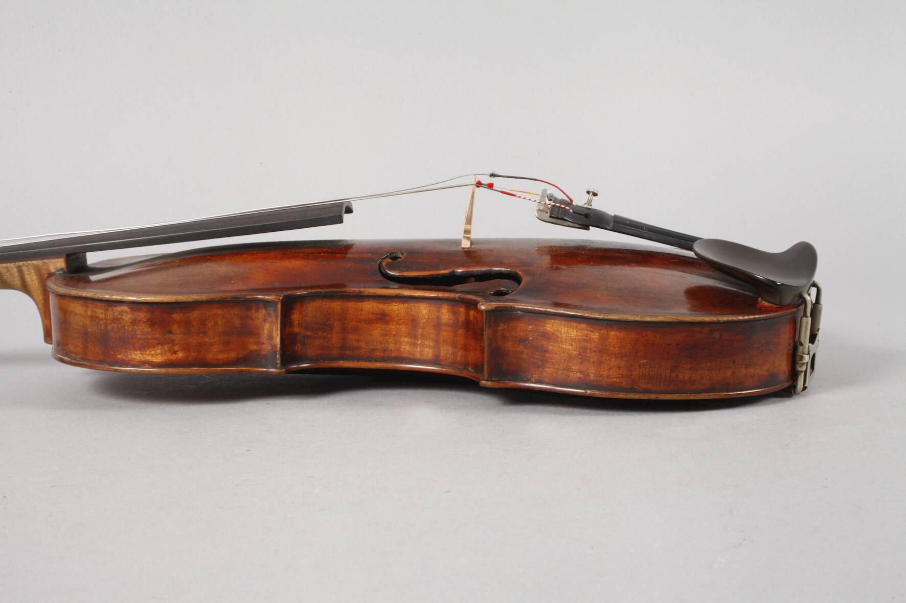 Violine im Etuiwohl 18. Jh., ohne Zettel, geteilter, kaum geflammter Boden in mittelbraunem Lack, - Image 5 of 7