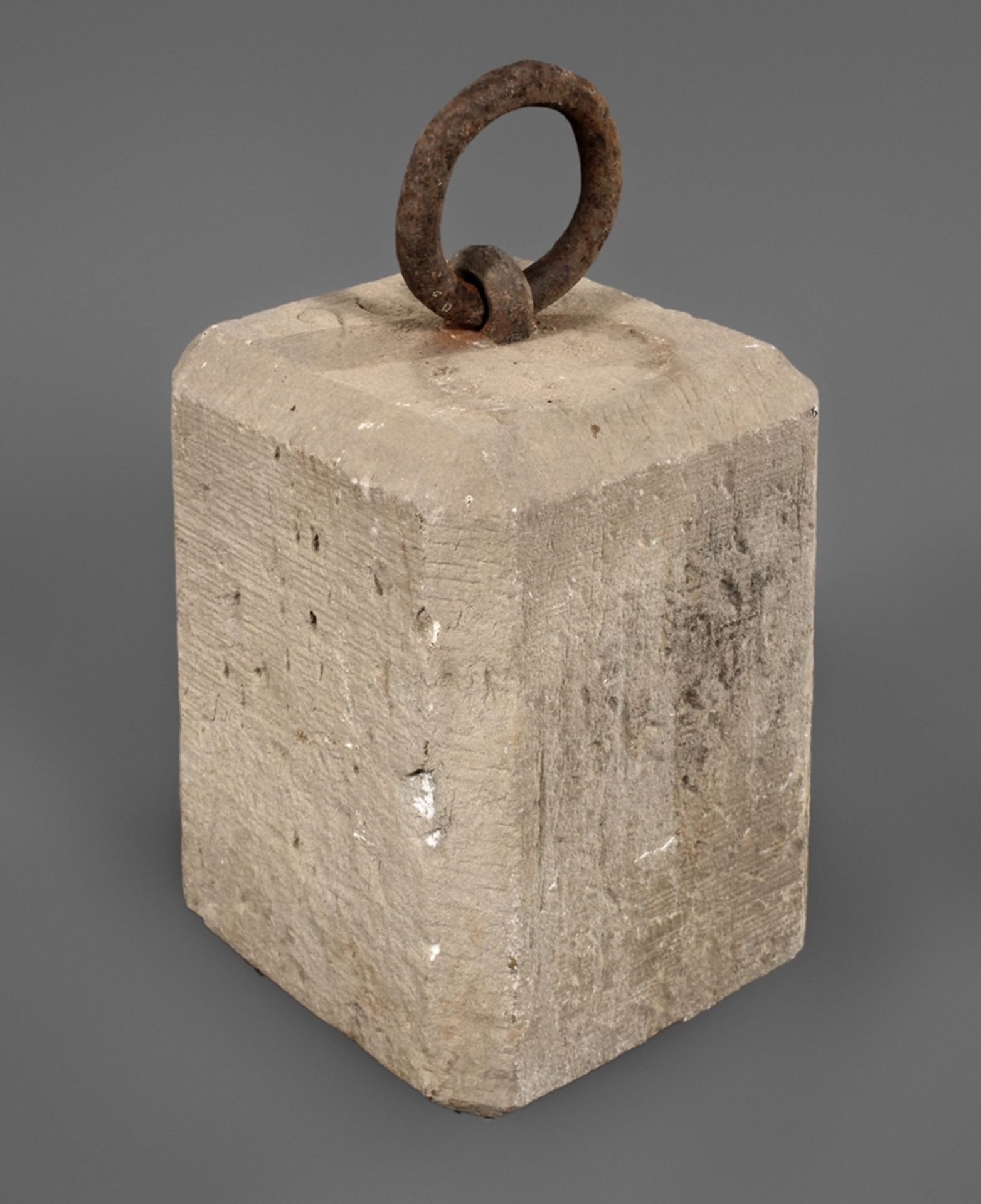 Steingewicht19. Jh., Sandstein, 20 kg gemarkt, eisernes Kettenglied, normale Alters- und