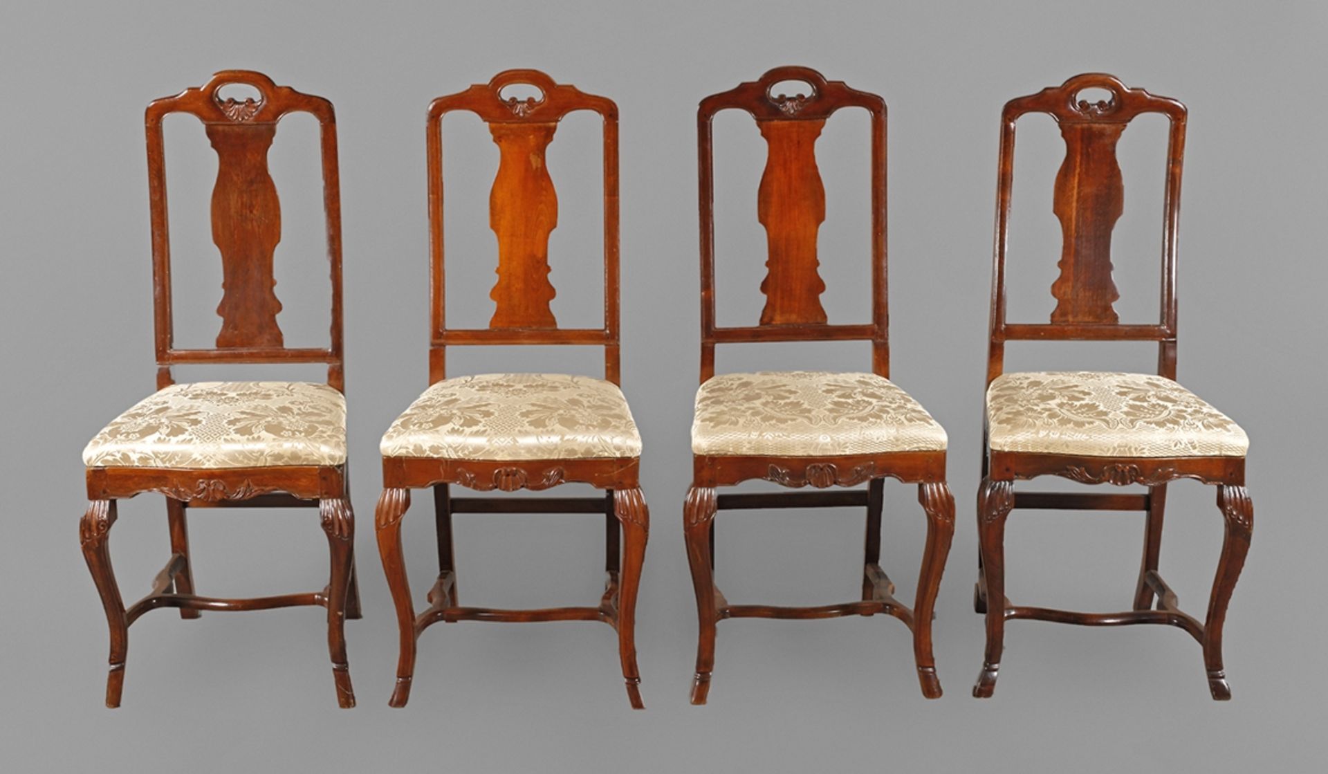 Vier Stühle im BarockstilBuche massiv, auf Mahagoni gebeizt, 18./20. Jh., alle Verbindungen mit