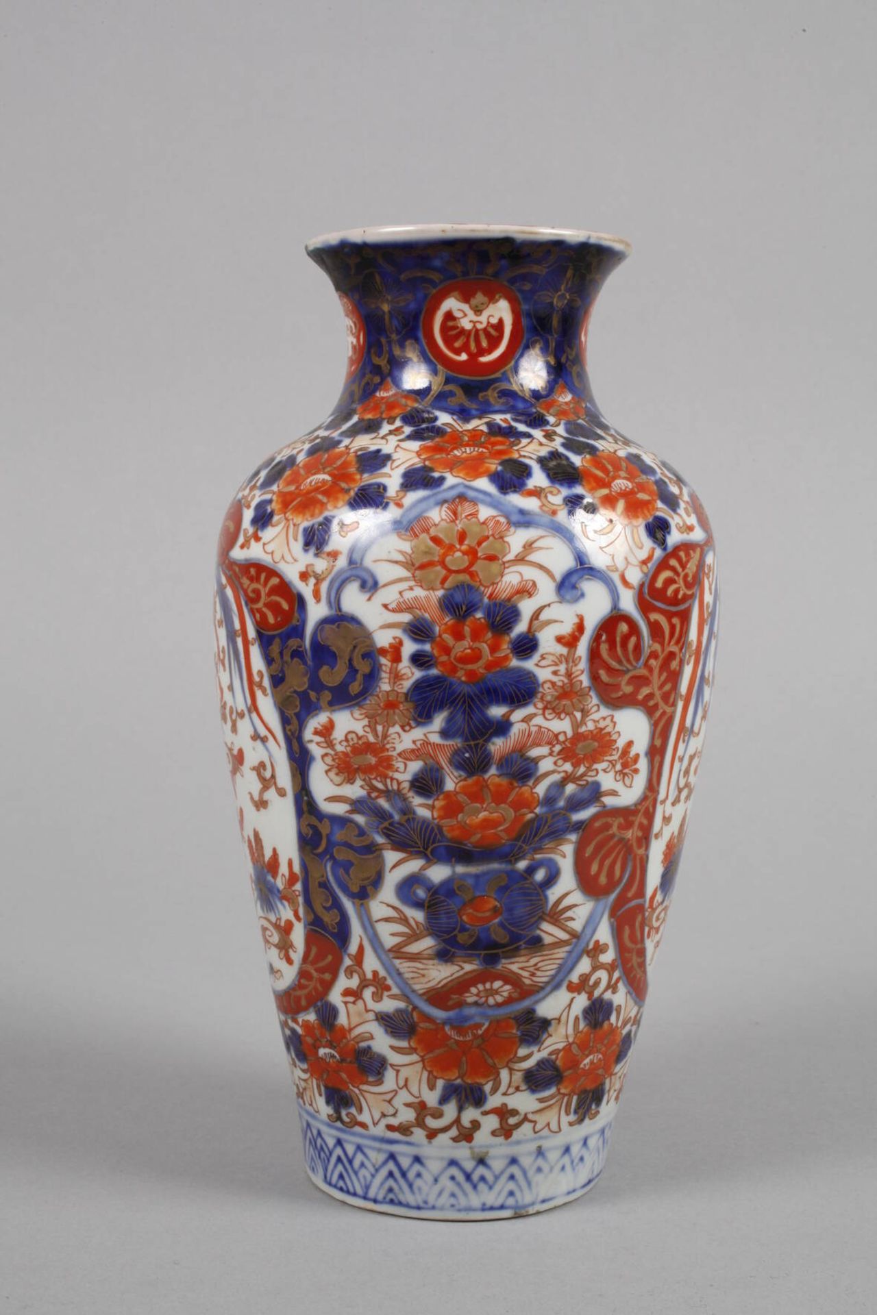 Vase Imari19. Jh., ungemarkt, Porzellan in kobaltblauer Unter- und korallfarbener - Image 2 of 4