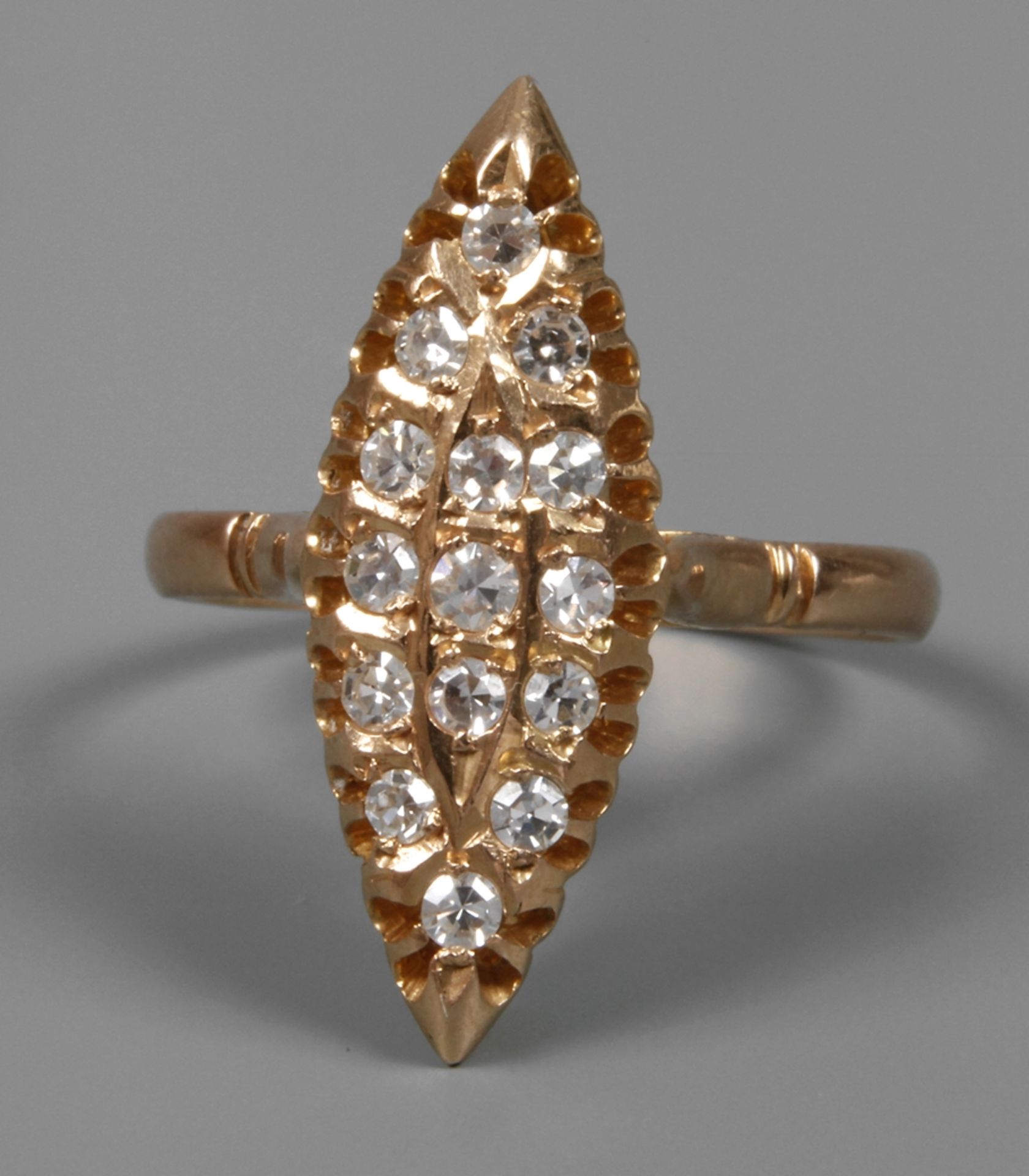 Damenring mit Diamantbesatz2. Hälfte 20. Jh., Gelbgold gestempelt 583, ca. 25 mm hoher,