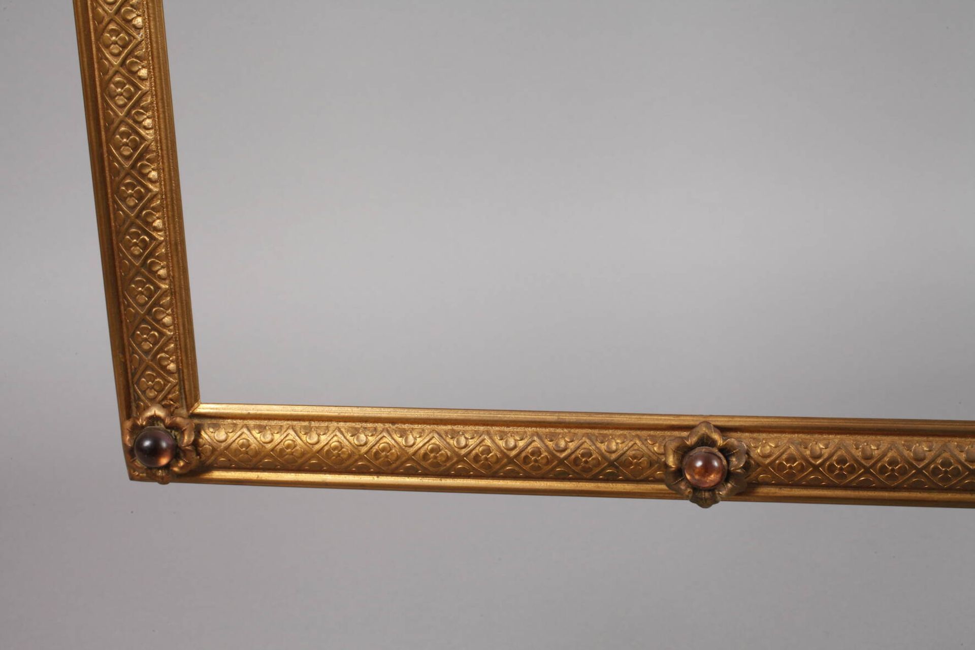 Neogotischer Rahmenum 1880, Messing vergoldet, im oberen Bereich drei Spitzbögen, emailverzierte - Bild 4 aus 4