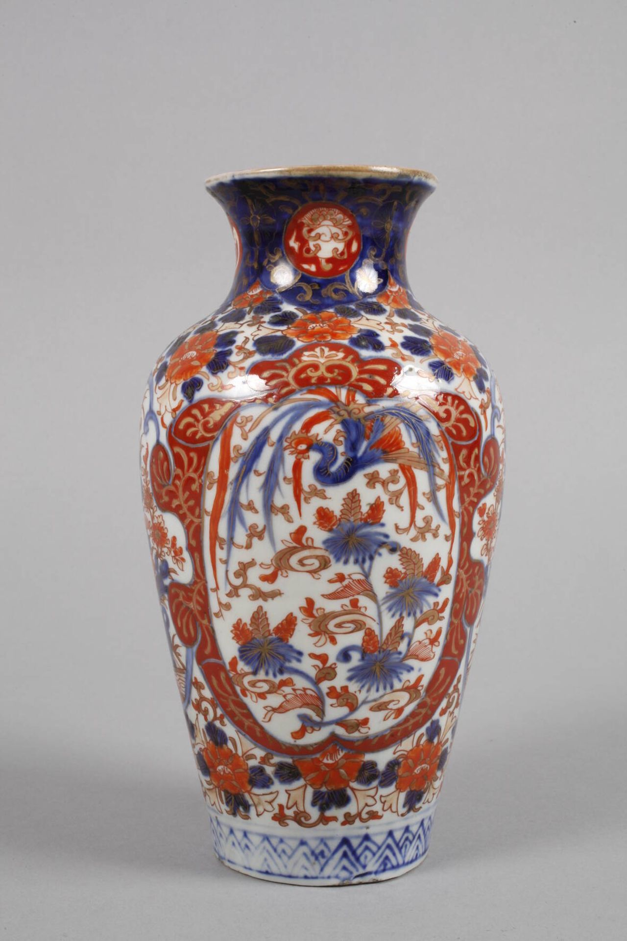 Vase Imari19. Jh., ungemarkt, Porzellan in kobaltblauer Unter- und korallfarbener - Image 3 of 4
