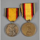 Zwei Abzeichen ReußGoldene Verdienstmedaille ohne Schwerter vor 1909, Silber vergoldet, an