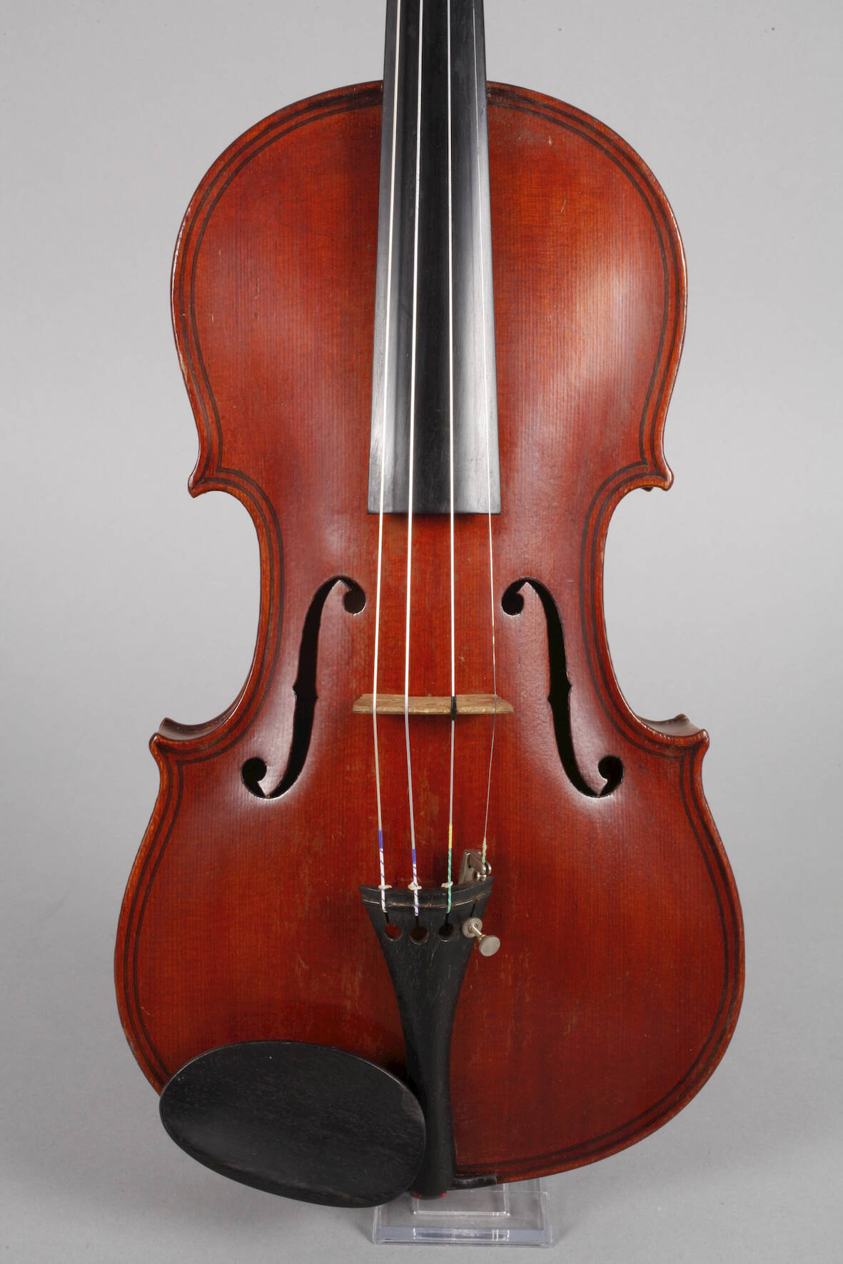 Violine2. Hälfte 20. Jh., ohne Zettel, geteilter, gleichmäßig geflammter Boden in mahagonifarbenem - Image 2 of 6