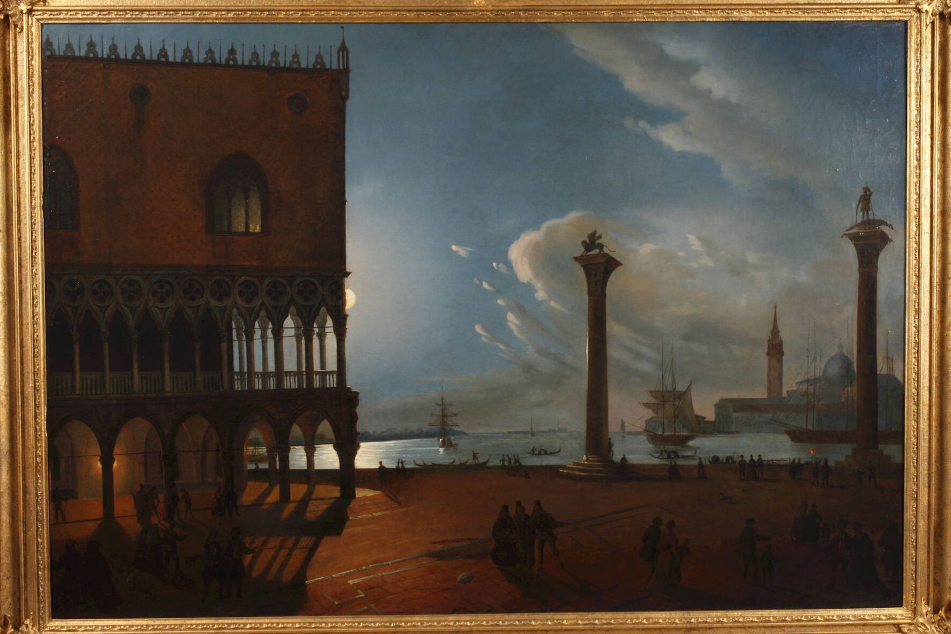 Piazza San Marco in Venedig im Mondlichtstimmungsvolle Nachtlandschaft mit Passanten im hellen - Bild 2 aus 10