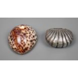 Zwei Muscheldosen 18. Jh.eine Schweden, Kauri-Tigerschnecke mit Silbermontierung, gestempelt mit