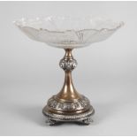 Tazza mit Silberfußum 1880, ungepunzt, Silber geprüft, reich verziert mit Ornamentbändern, der