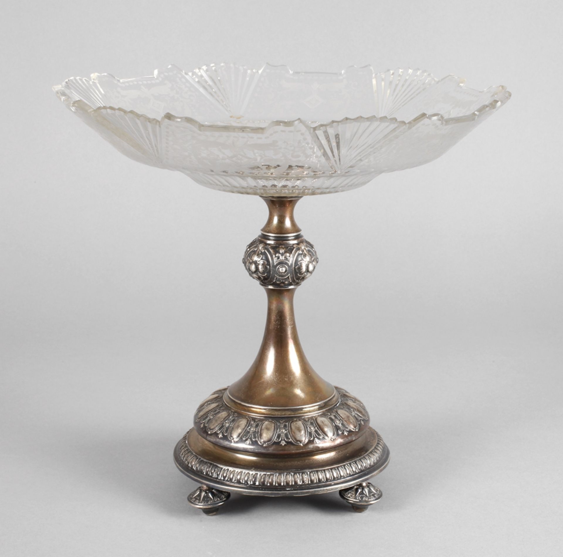 Tazza mit Silberfußum 1880, ungepunzt, Silber geprüft, reich verziert mit Ornamentbändern, der