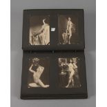 Erotische Postkartenundatiert, ca. 96 Postkarten mit erotischen Motiven der 1920er und 1930er Jahre,
