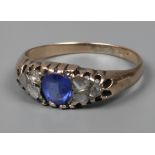 Historischer Ring mit Saphir und Diamantenum 1880, Gelbgold gestempelt 585, sich leicht