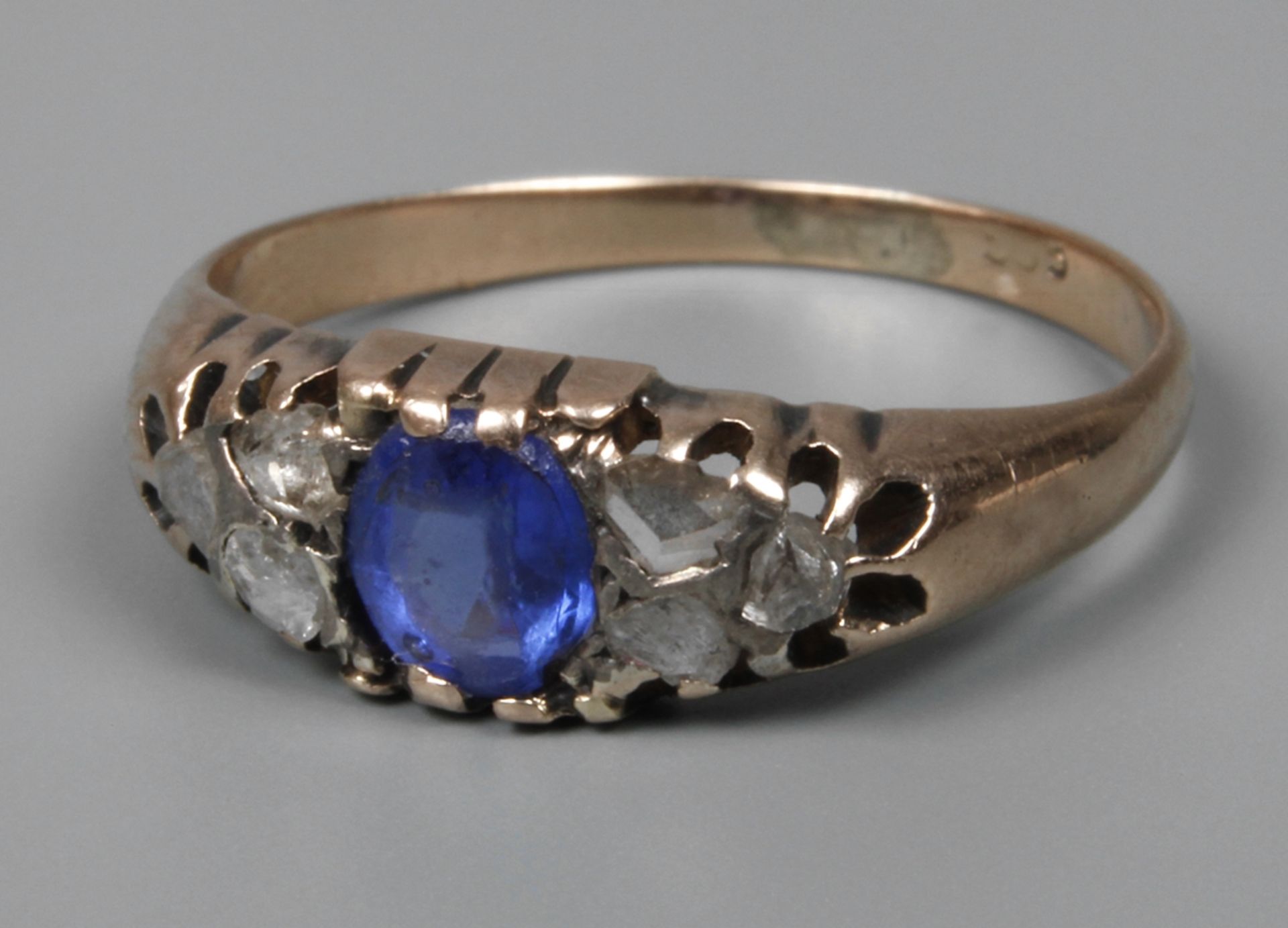 Historischer Ring mit Saphir und Diamantenum 1880, Gelbgold gestempelt 585, sich leicht