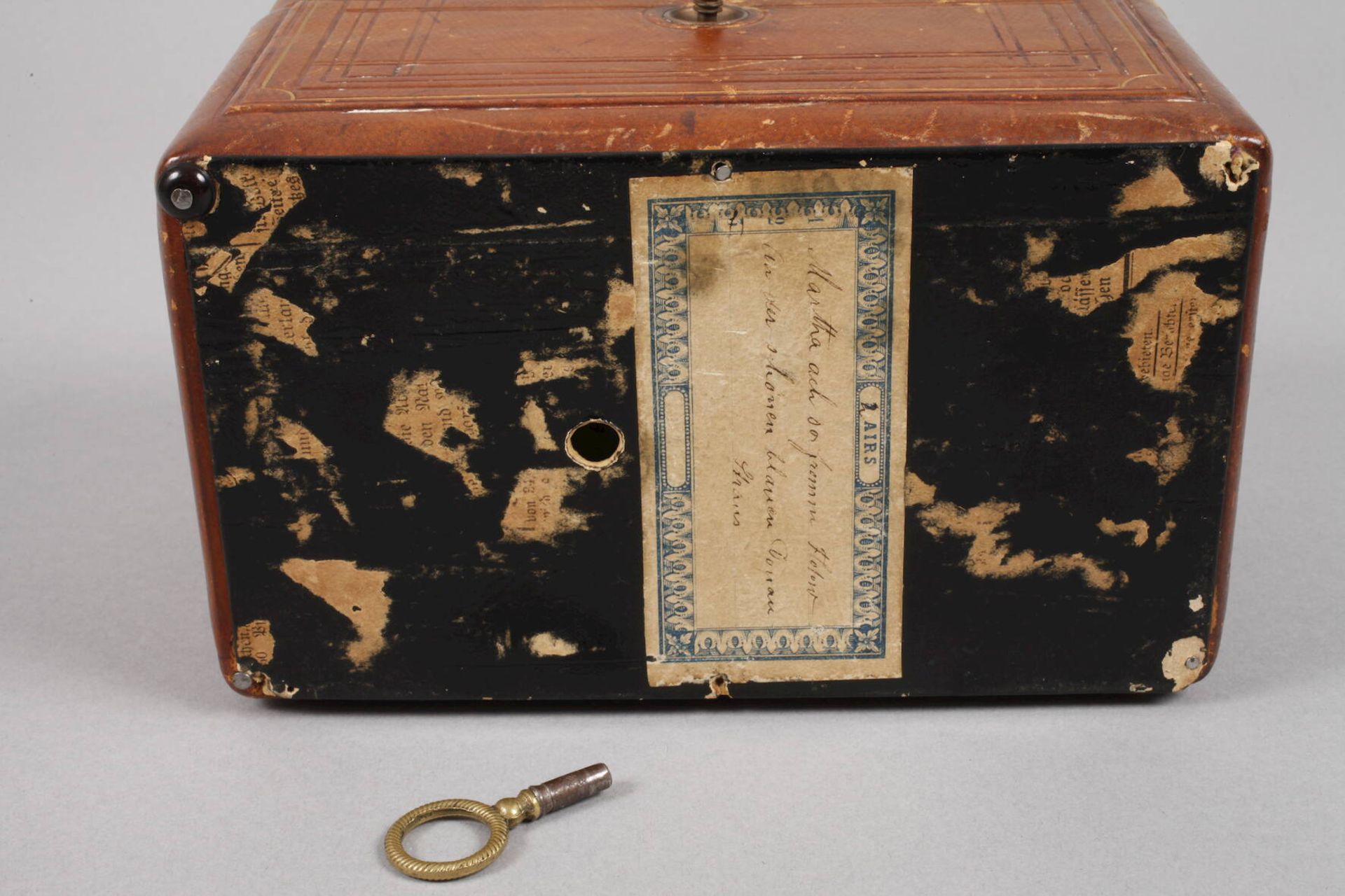 Necessaire mit Spieluhrum 1890, ungemarkt, langrechteckiger, goldgeprägter lederbezogener Korpus, - Image 3 of 6