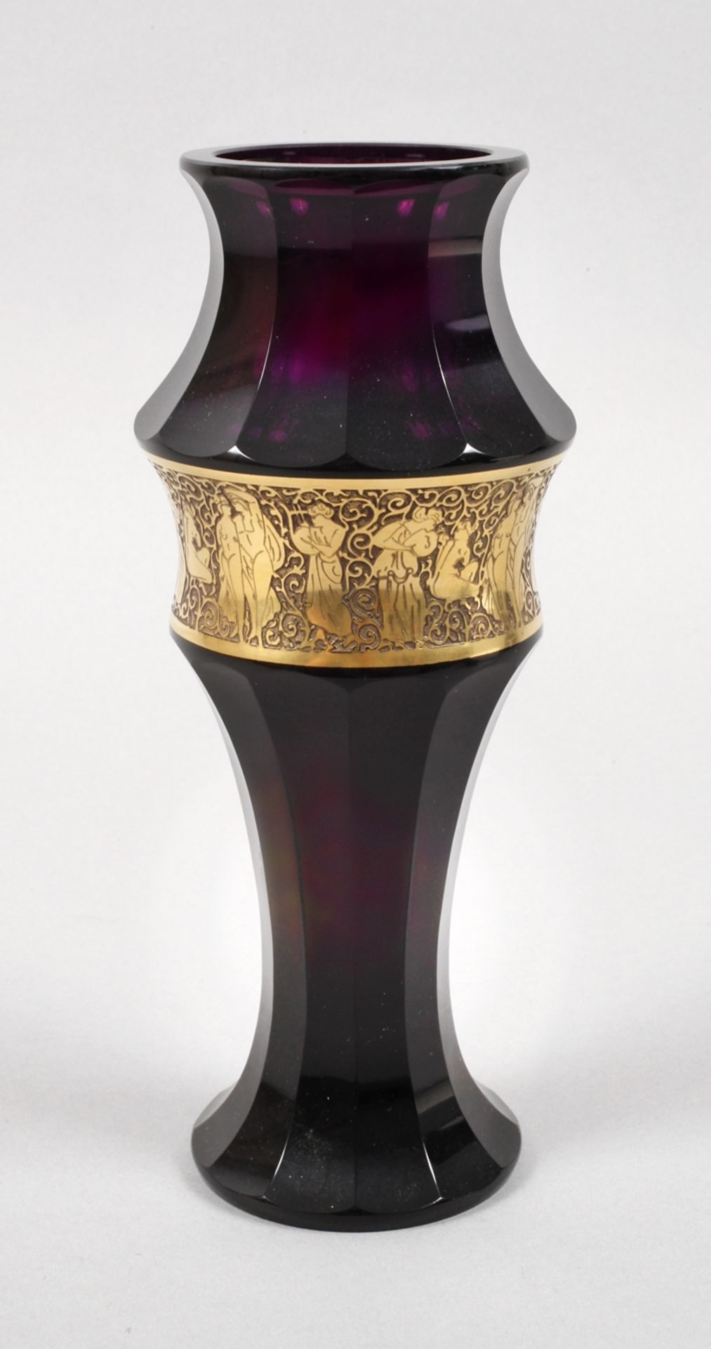 Moser Karlsbad Vase mit Goldfriesum 1920, dunkelviolettes Glas, plangeschliffener Stand, zwölf