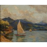 Rudolf Poeschmann, Sommer am SeeBlick vom Ufer auf einen See mit Segelbooten vor Bergkulisse,