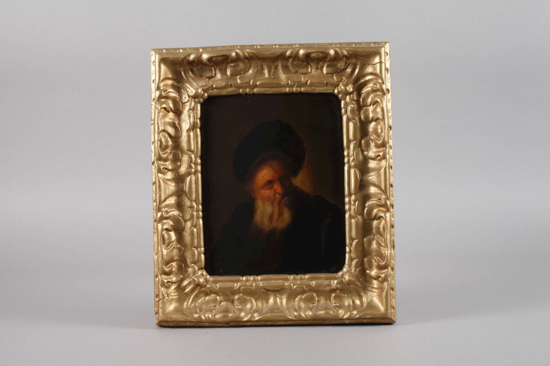 Portrait eines alten MannesBildnis eines älteren Mannes mit Bart und Mütze vor dunklem Grund, - Image 4 of 4