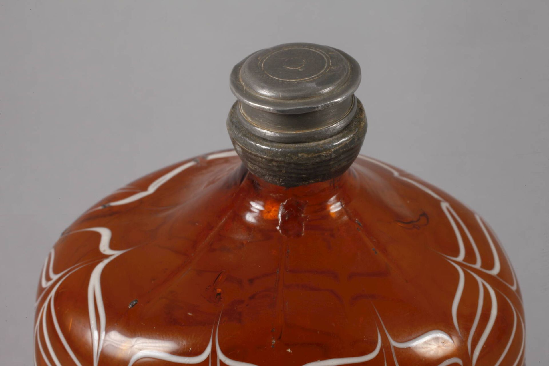 Alpenländische Schnapsflasche18. Jh., honigbraunes Glas, blasiger Abriss, hexagonal facettiert, - Bild 6 aus 6