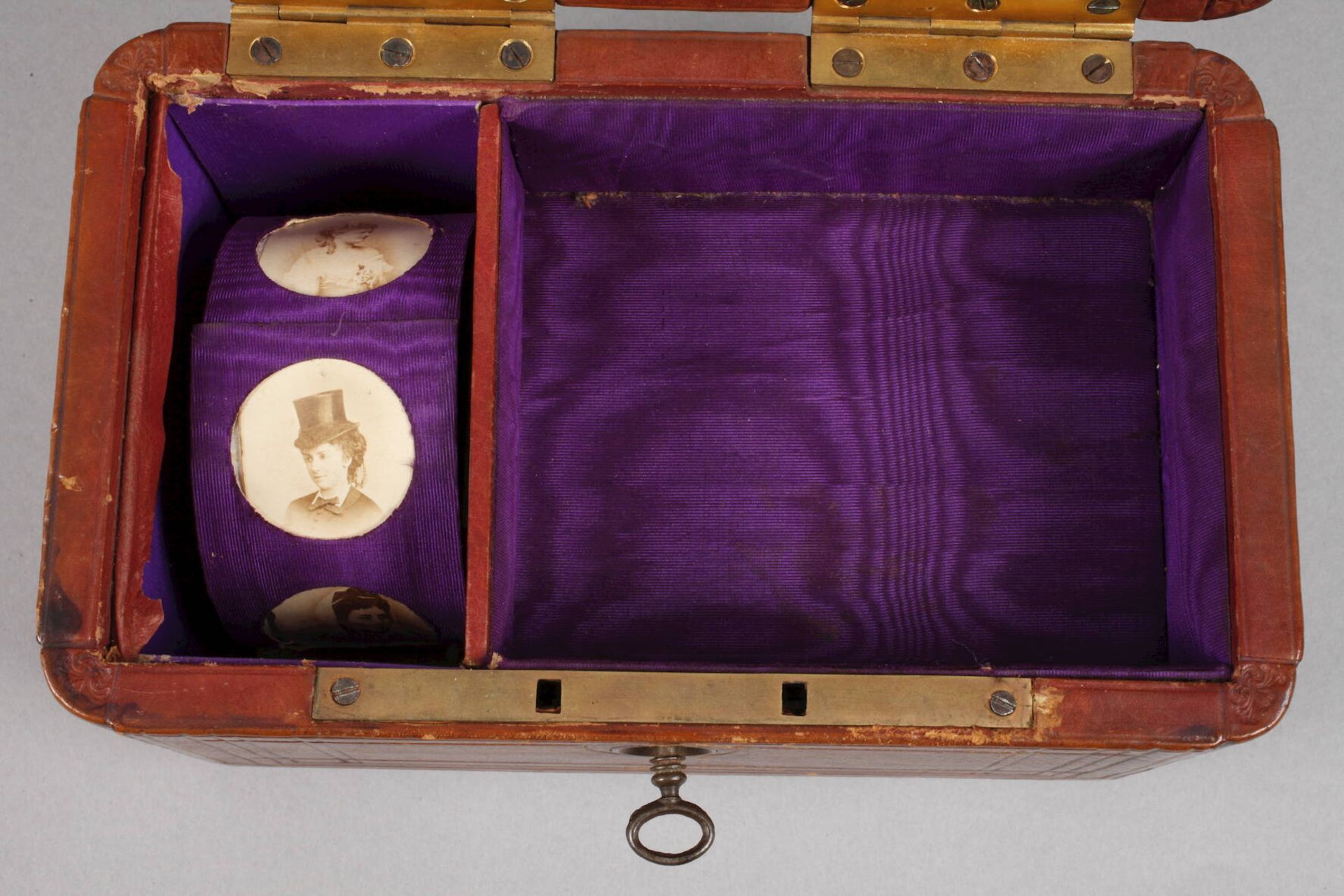 Necessaire mit Spieluhrum 1890, ungemarkt, langrechteckiger, goldgeprägter lederbezogener Korpus, - Image 5 of 6