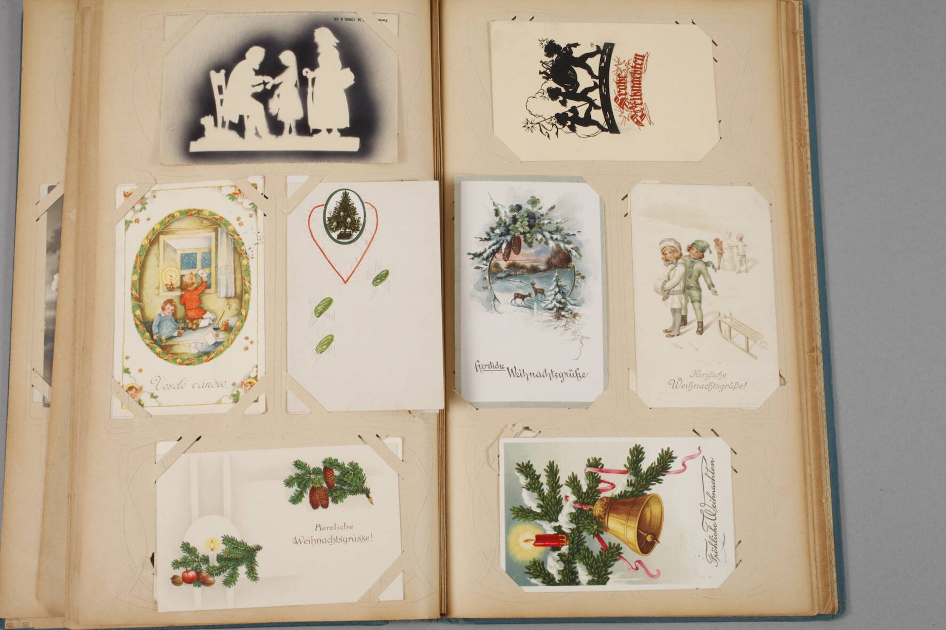 Zwei Ansichtskartenalbenvor 1945, ca. 330 Glückwunsch-, Kitsch-, Kinder-, Oster- und - Image 4 of 11