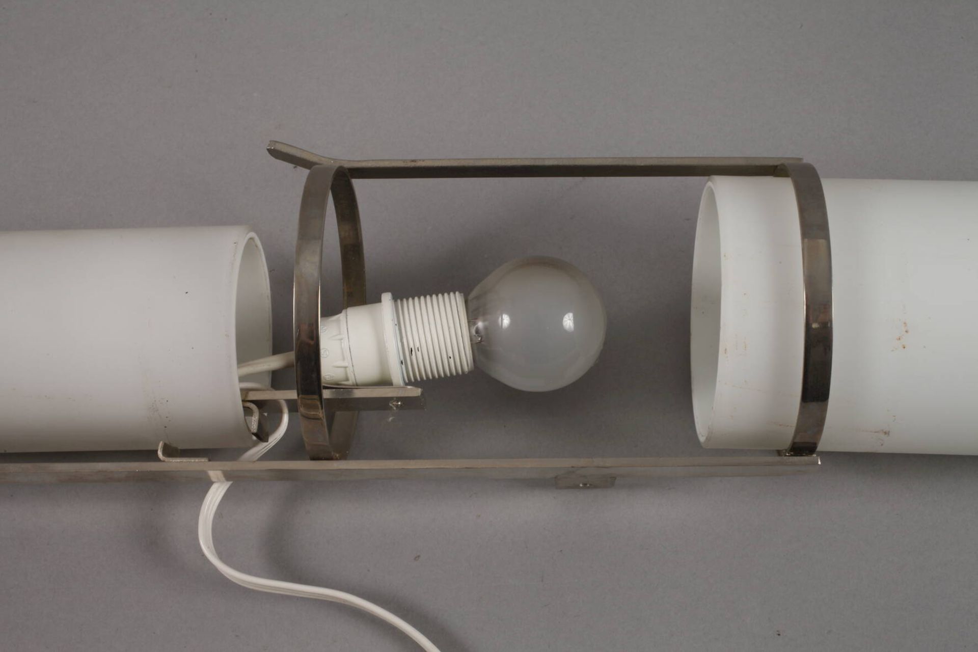 Außergewöhnliche WandlampeMitte 20. Jh., ungemarkt, verchromtes Gehäuse in Form eines übergroßen - Bild 4 aus 4
