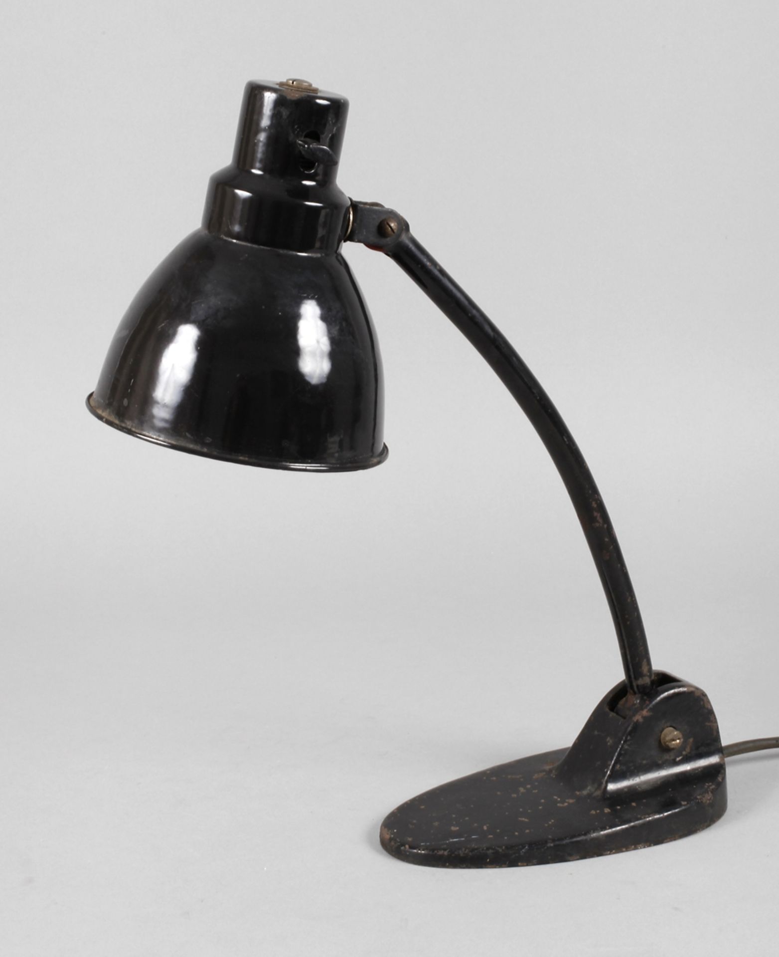 Schreibtischlampe1920er Jahre, ungemarkt, geschwärztes Gehäuse aus Eisenguss bzw. Blech, ovaler