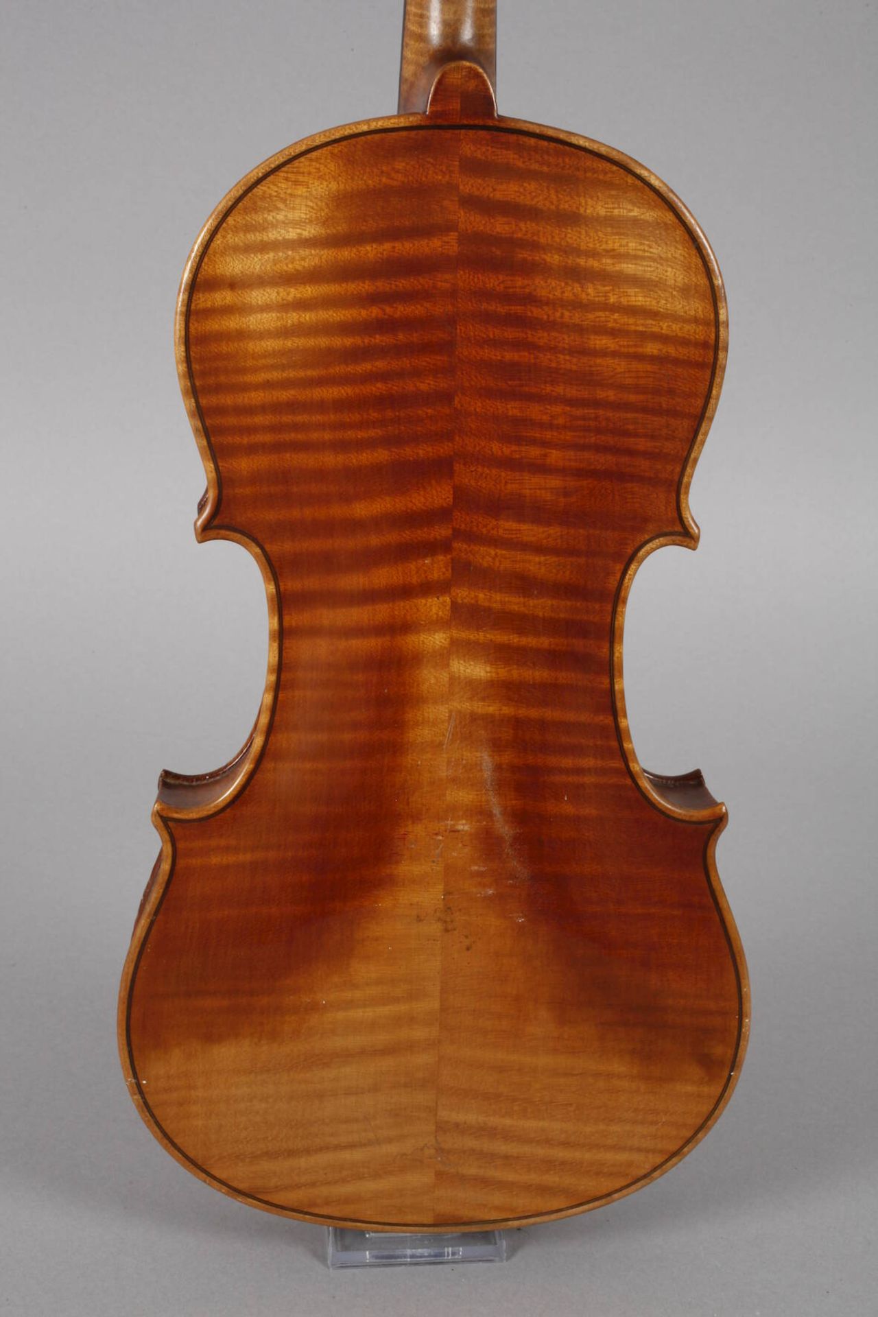 ViolineAnfang 20. Jh., ohne Zettel, geteilter, gleichmäßig geflammter Boden in gelblich-braunem - Image 3 of 6