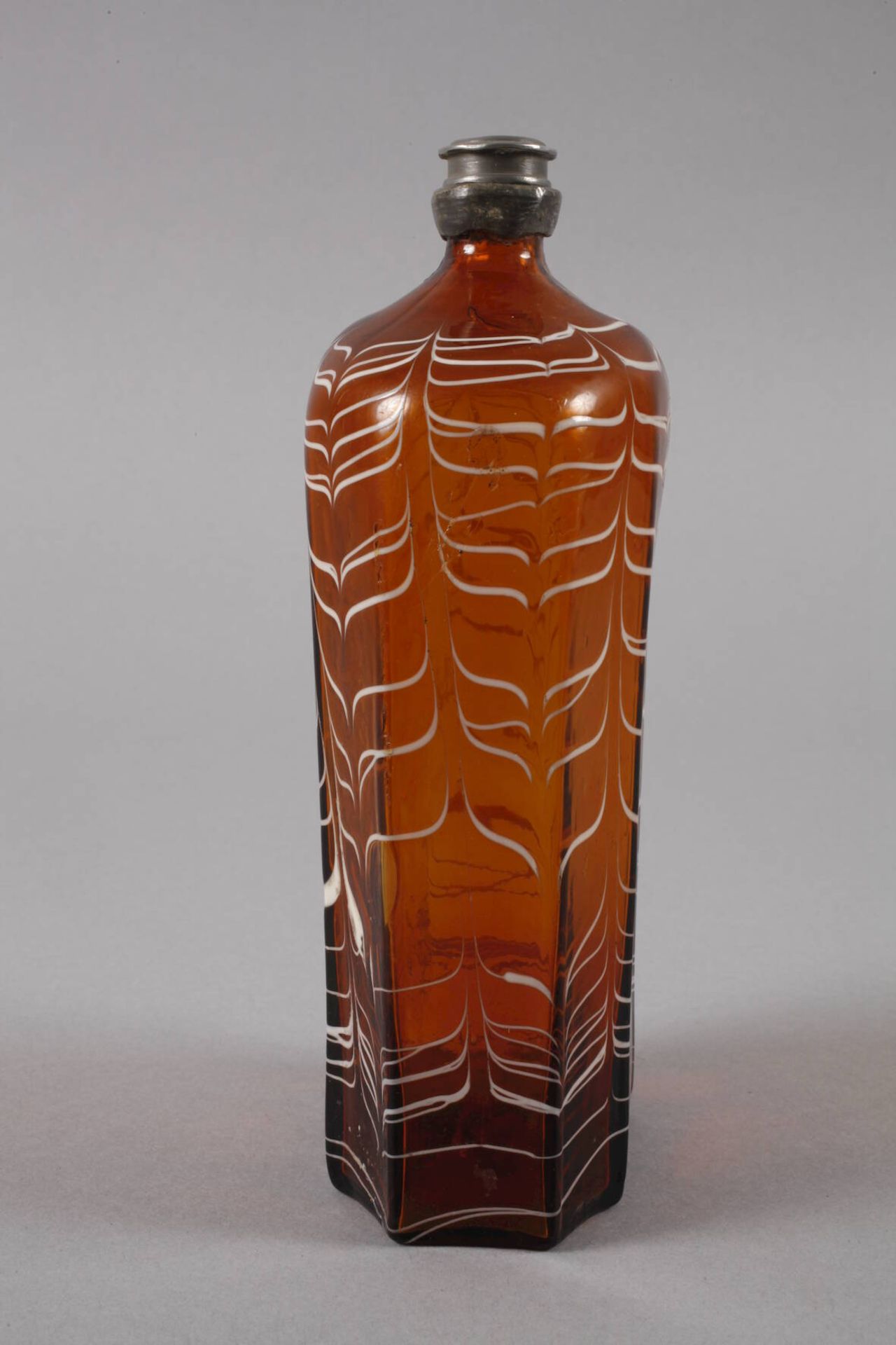Alpenländische Schnapsflasche18. Jh., honigbraunes Glas, blasiger Abriss, hexagonal facettiert, - Bild 3 aus 6