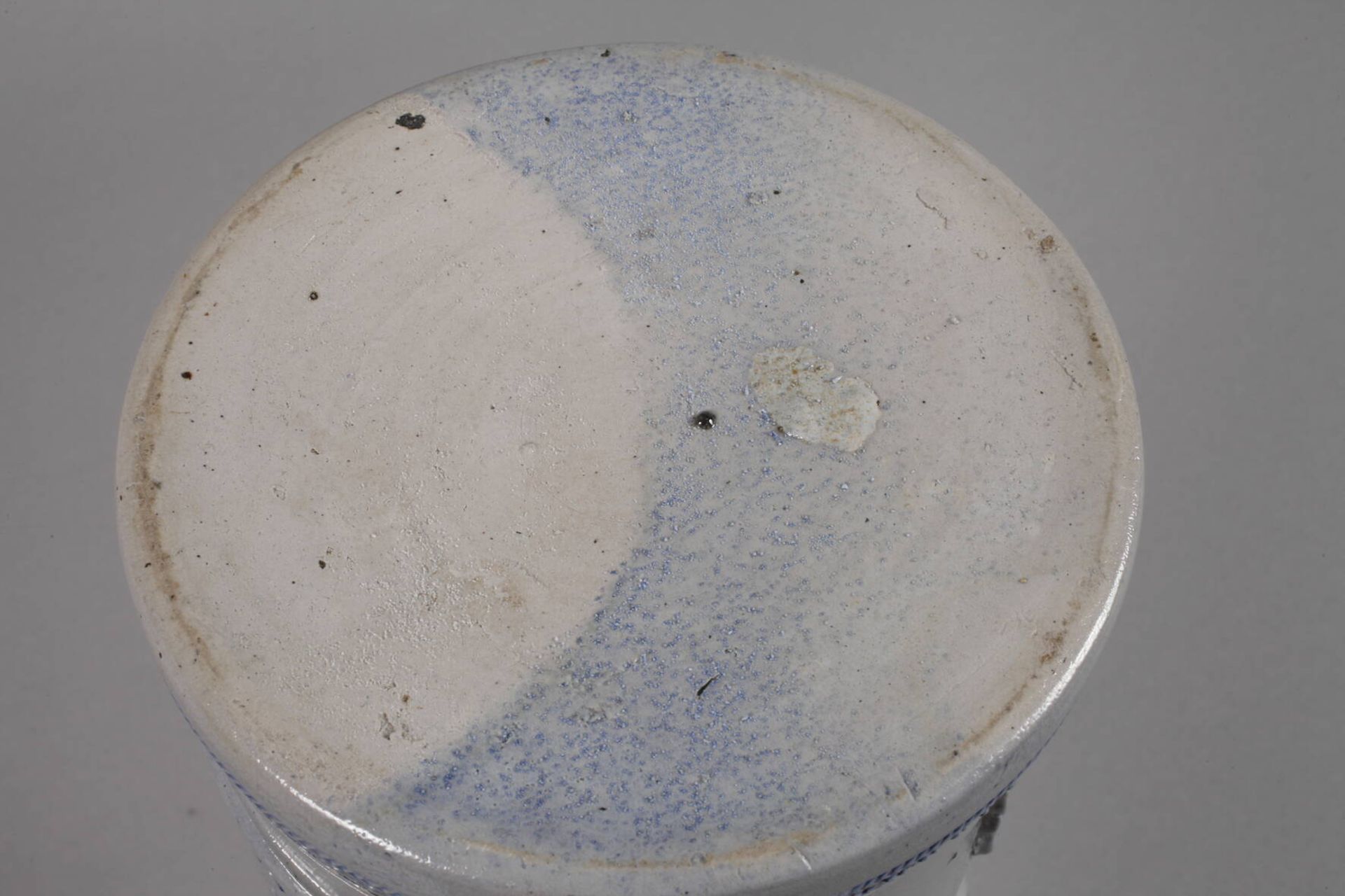 Kautabaktopf Marburgum 1900, graues Steinzeug salzglasiert und kobaltblau bemalt, verziert mit - Image 3 of 3