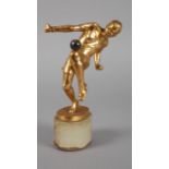 Bruno Zach, Fußballerum 1925, signiert, Bronze vergoldet, Fußballer in dynamischer Pose beim