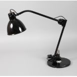 Schöne Tischlampe1920er Jahre, ungemarkt, wohl Kaiser, geschwärztes Gehäuse, flacher Rundfuß aus