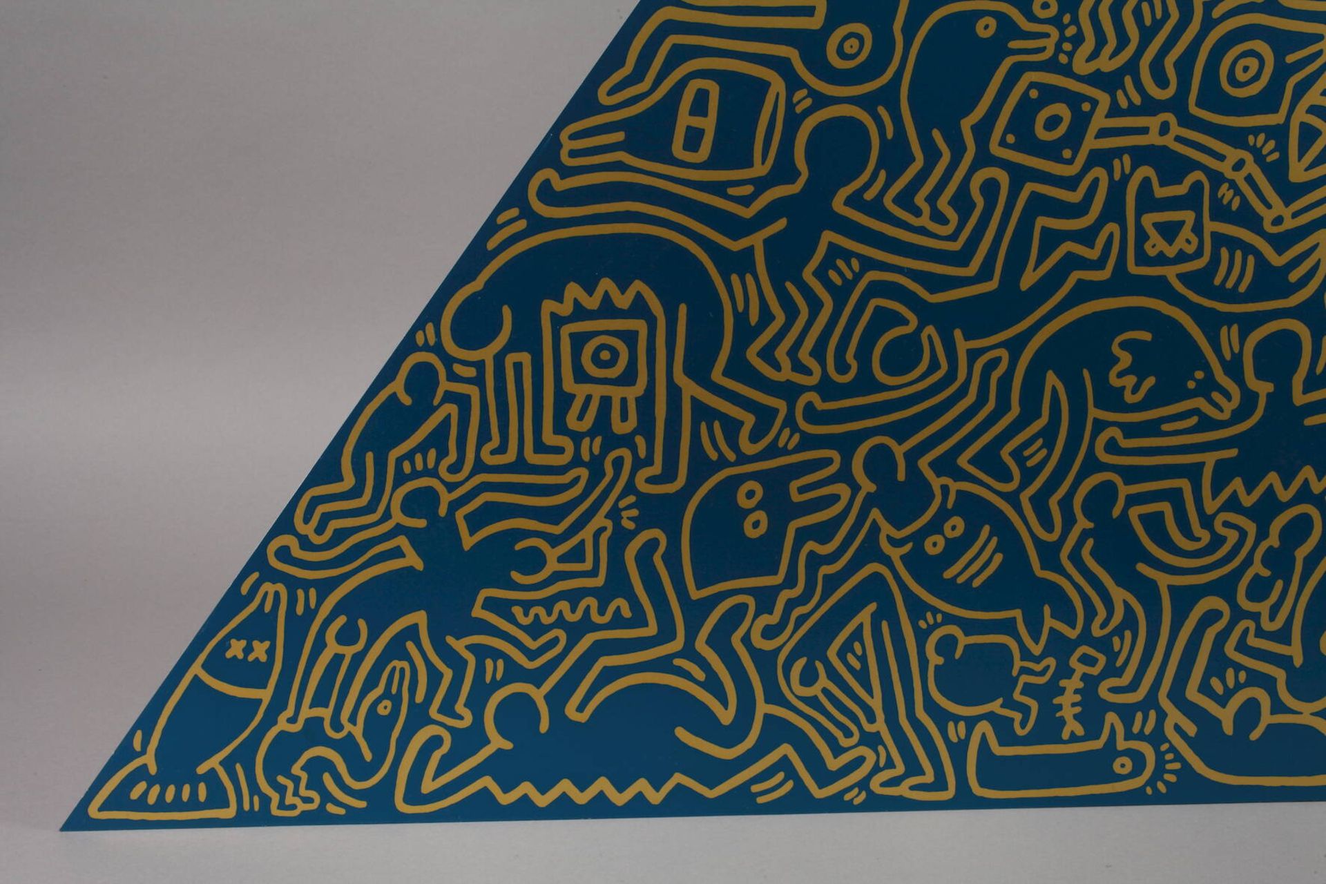 Keith Haring, “Pyramid”dreieckige Aluminiumplatte, vollflächig mit für den Künstler typischen - Bild 3 aus 6