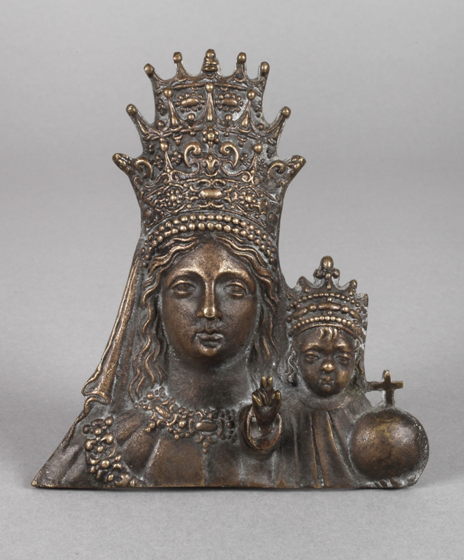Figürliches Bronzereliefum 1900, ungemarkt, Bronze braun patiniert, halbplastische Darstellung der