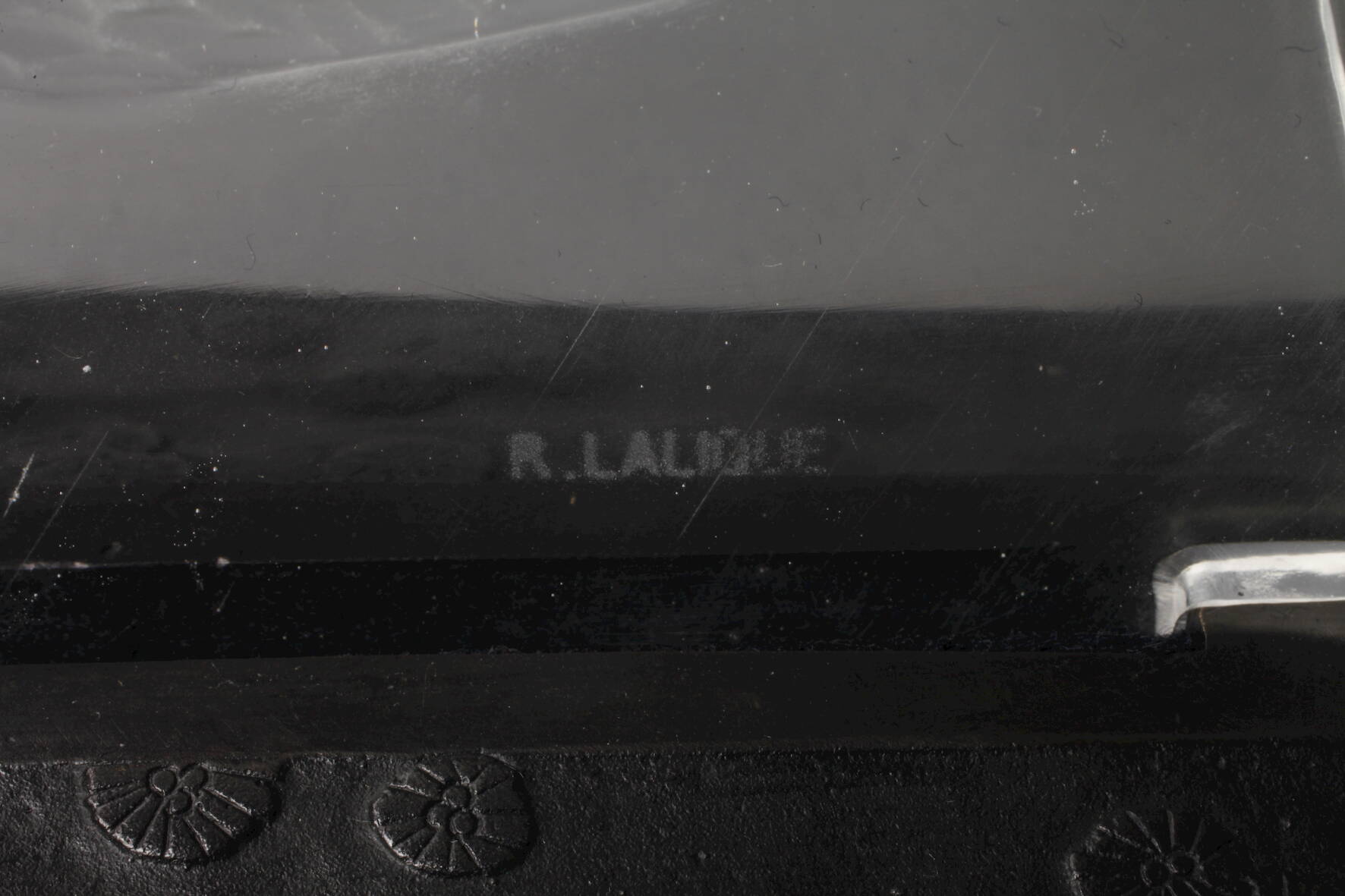 René Lalique Schwalbenpaar auf Bronzesockelum 1922, signiert R. Lalique als Ätzstempel, - Image 5 of 6