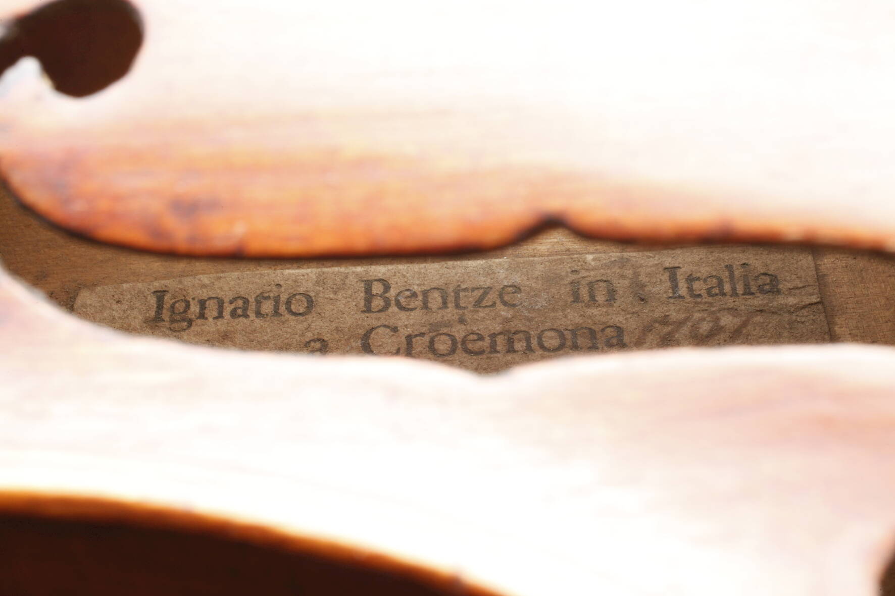 Violineinnen auf Klebezettel bezeichnet Ignatio Bentze in Italia a Croemona 1797, geteilter, eng - Image 7 of 8