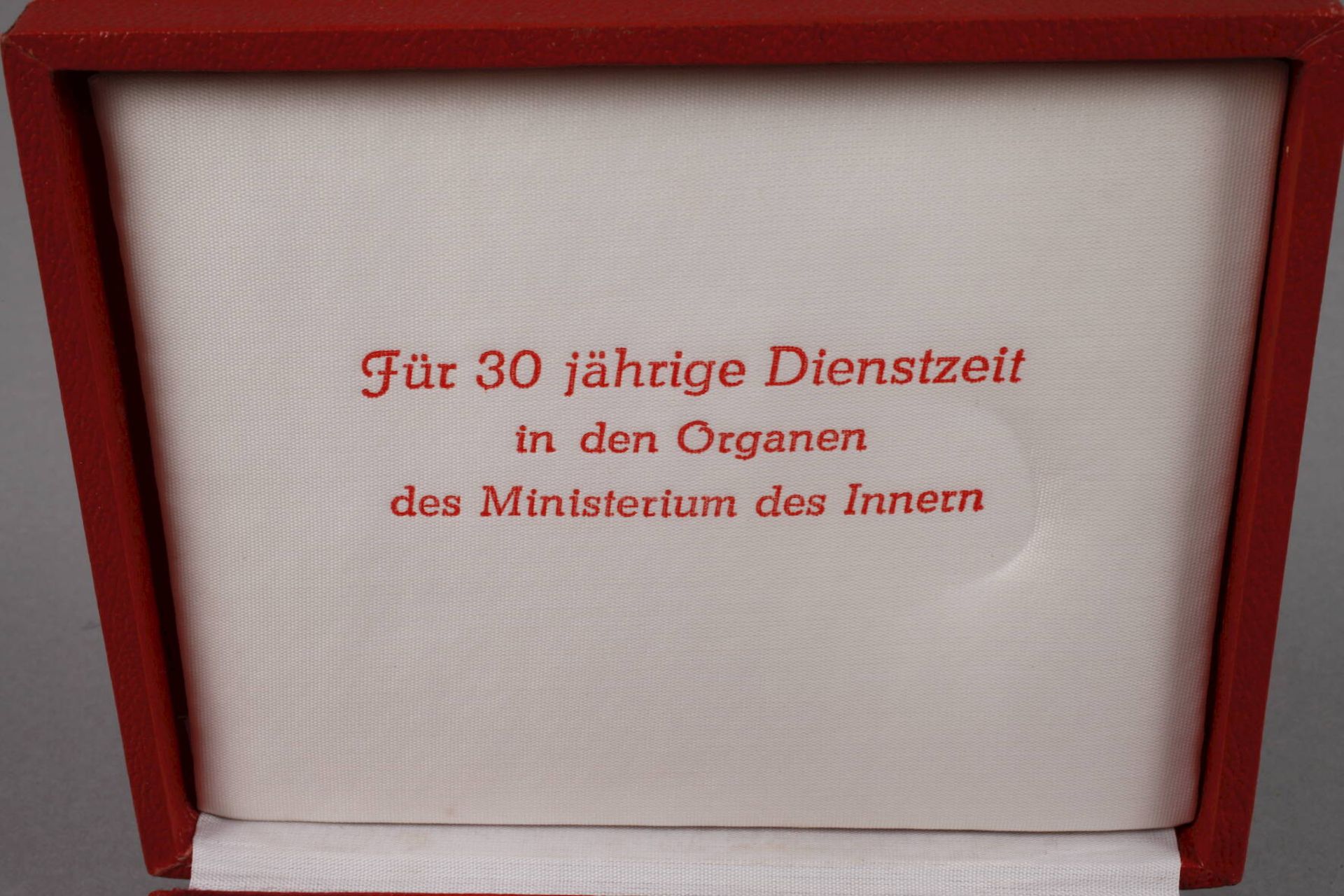 Armbanduhr Glashüttefür 30-jährige Dienstzeit bei den Organen des Ministeriums des Inneren, 1970er - Image 3 of 3