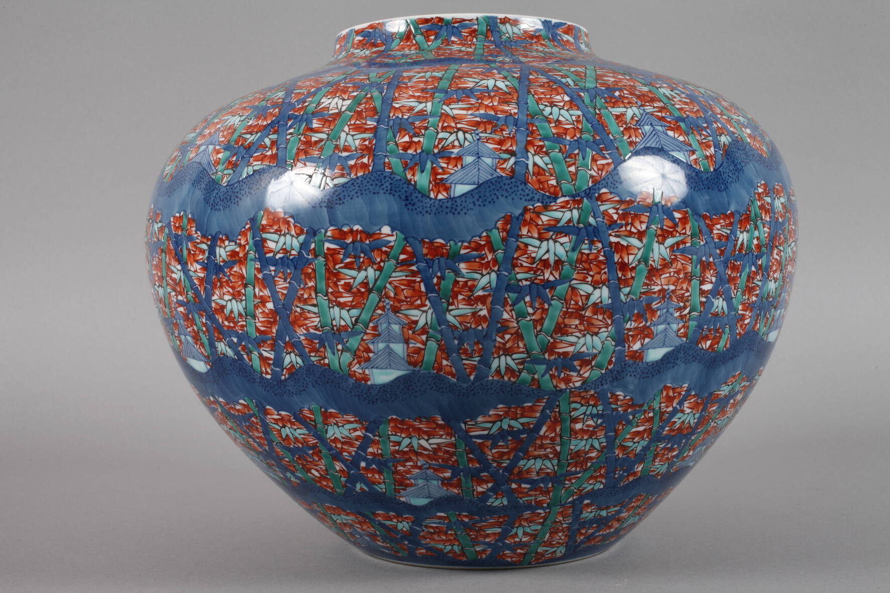 Große VaseJapan, 20. Jh., am Boden gepinselte Zwei-Zeichen-Marke, Porzellan in polychromer - Image 2 of 3