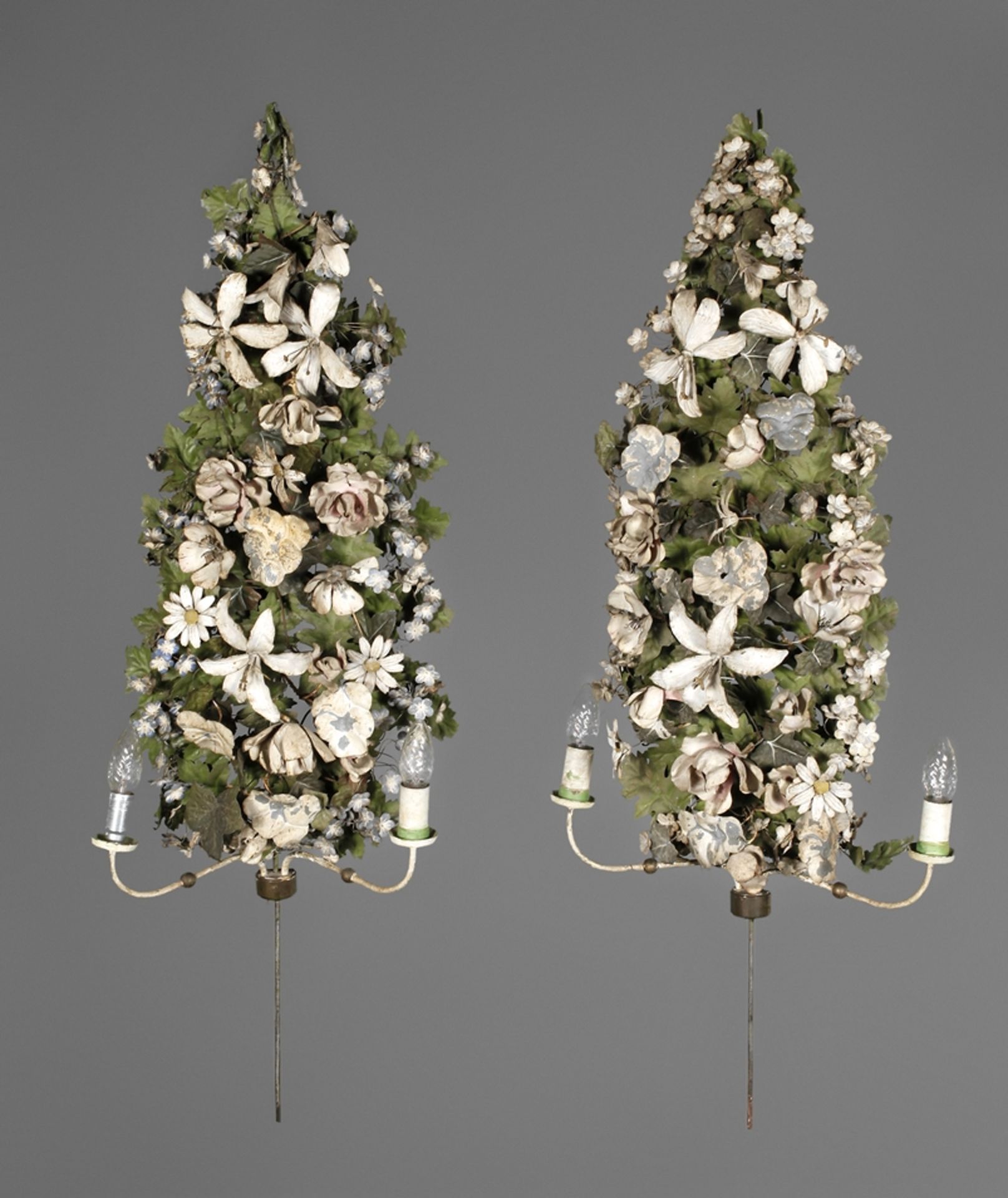 Paar florale WandlampenAnfang 20. Jh., Weißblech, mehrfarbig gefasst, ungewöhnliche Leuchten in Form