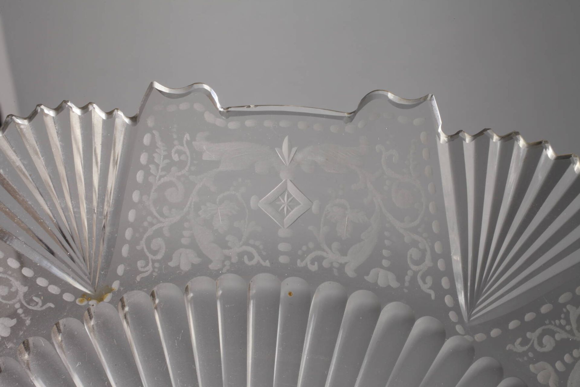 Tazza mit Silberfußum 1880, ungepunzt, Silber geprüft, reich verziert mit Ornamentbändern, der - Image 4 of 4
