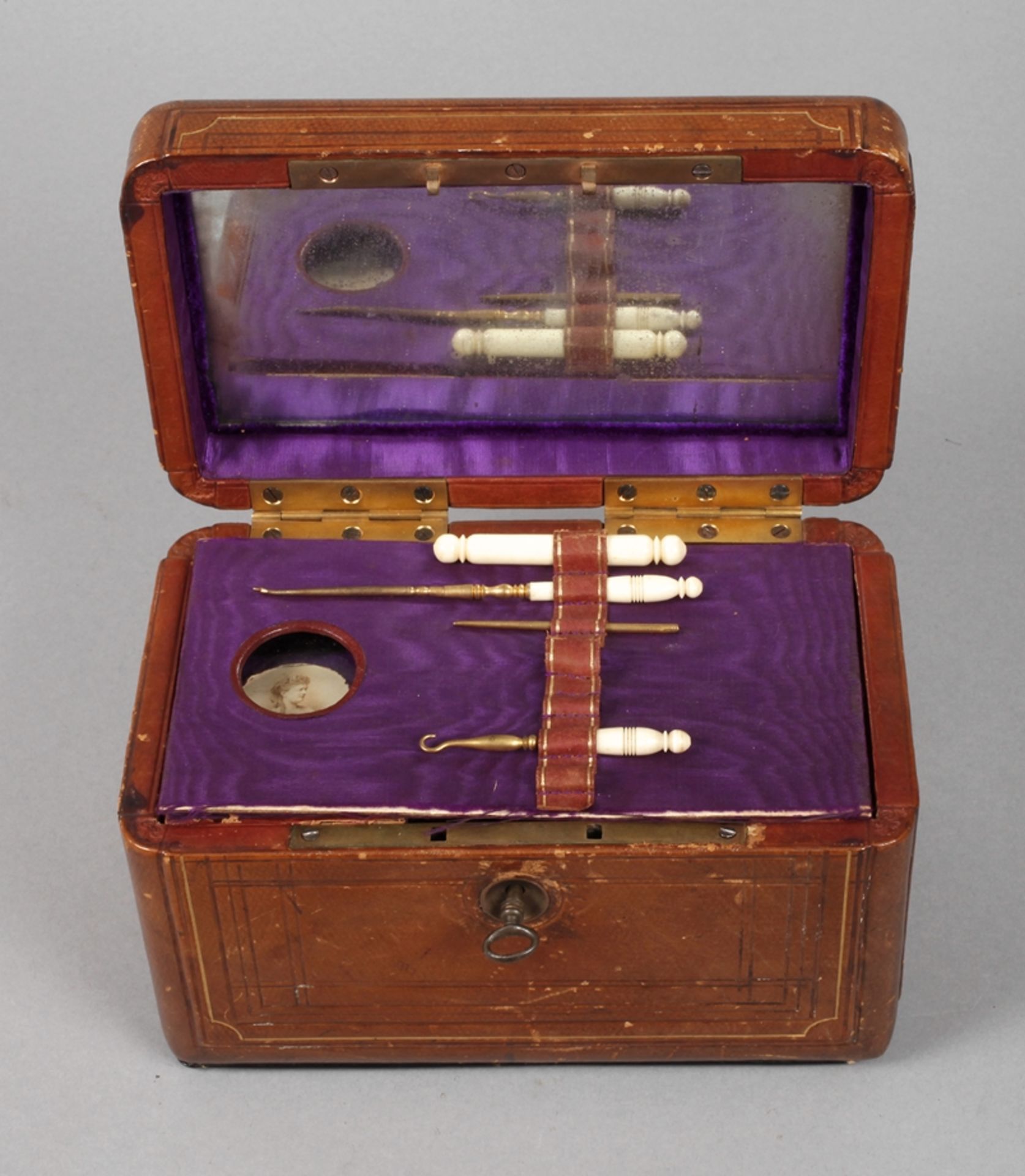 Necessaire mit Spieluhrum 1890, ungemarkt, langrechteckiger, goldgeprägter lederbezogener Korpus,