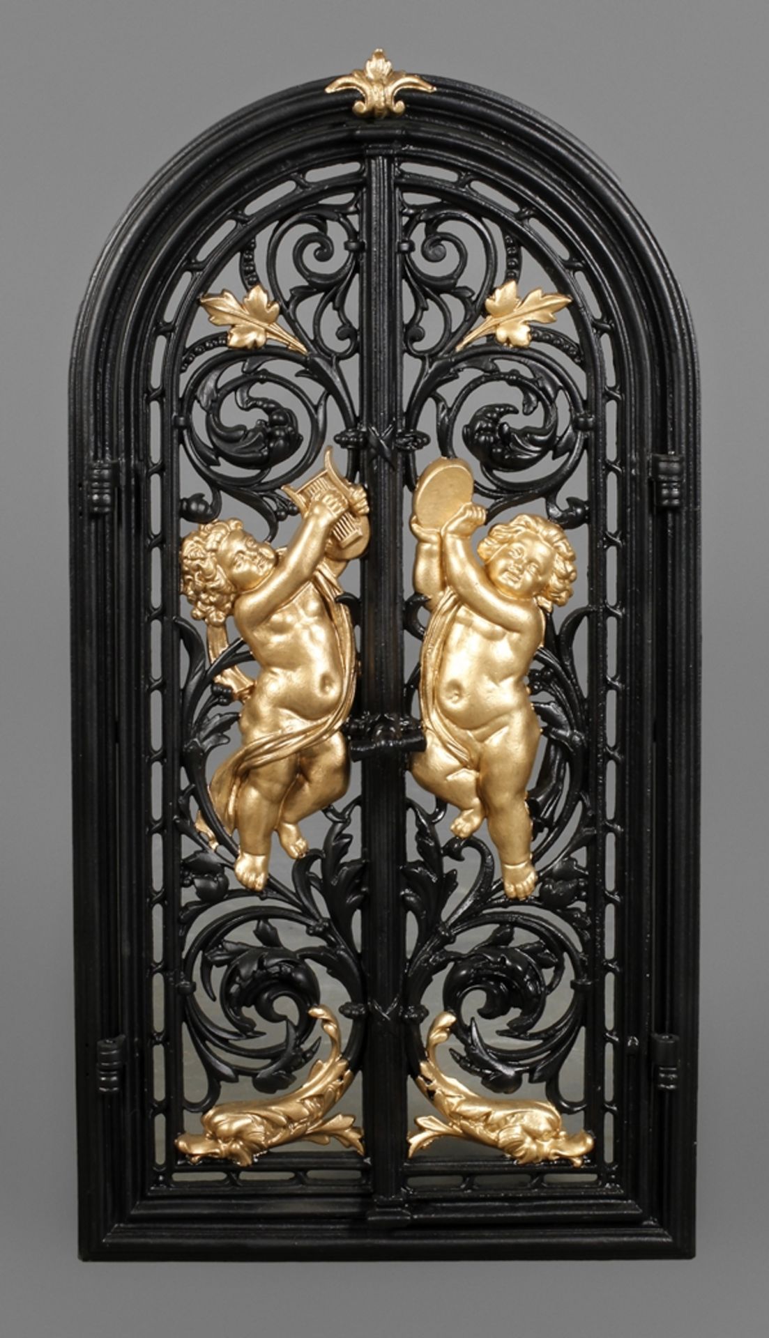 Kamintürzweiflügelig, mit musizierenden Putti, Gusseisen, um 1880, Eisen gegossen, schwarz lackiert,