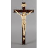 Feines Kruzifix19. Jh., Korpus Christi, mehrteilig aus Elfenbein geschnitzt, teils graviert, auf